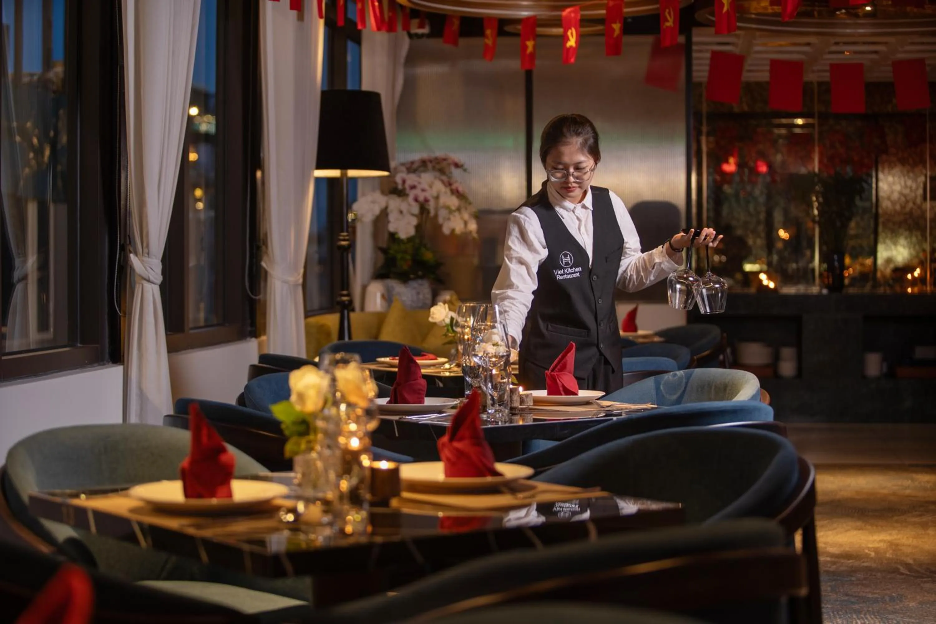 Restaurant/places to eat in Le Premier Hotel & Rooftop Bar