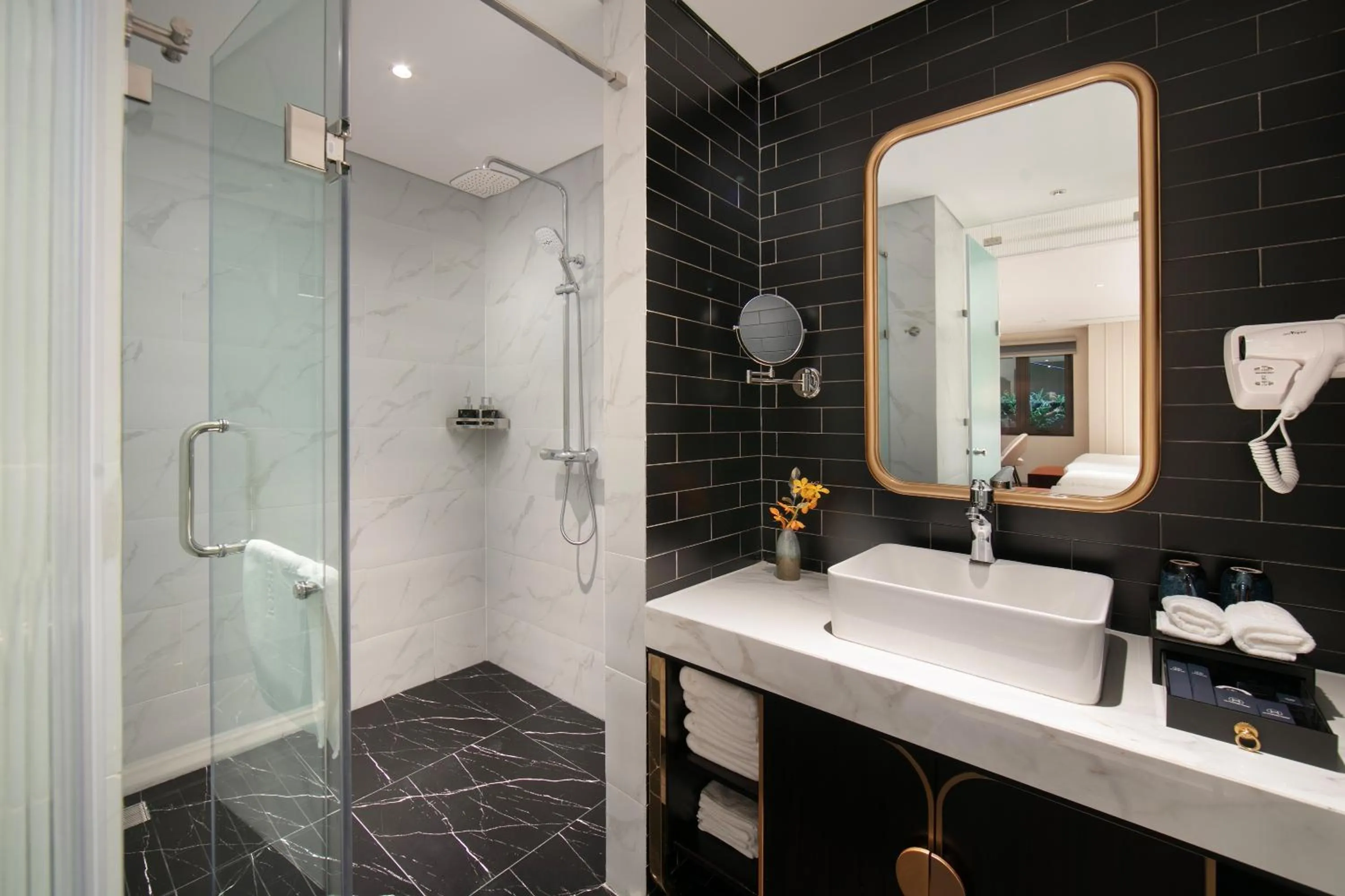 Shower in Le Premier Hotel & Rooftop Bar