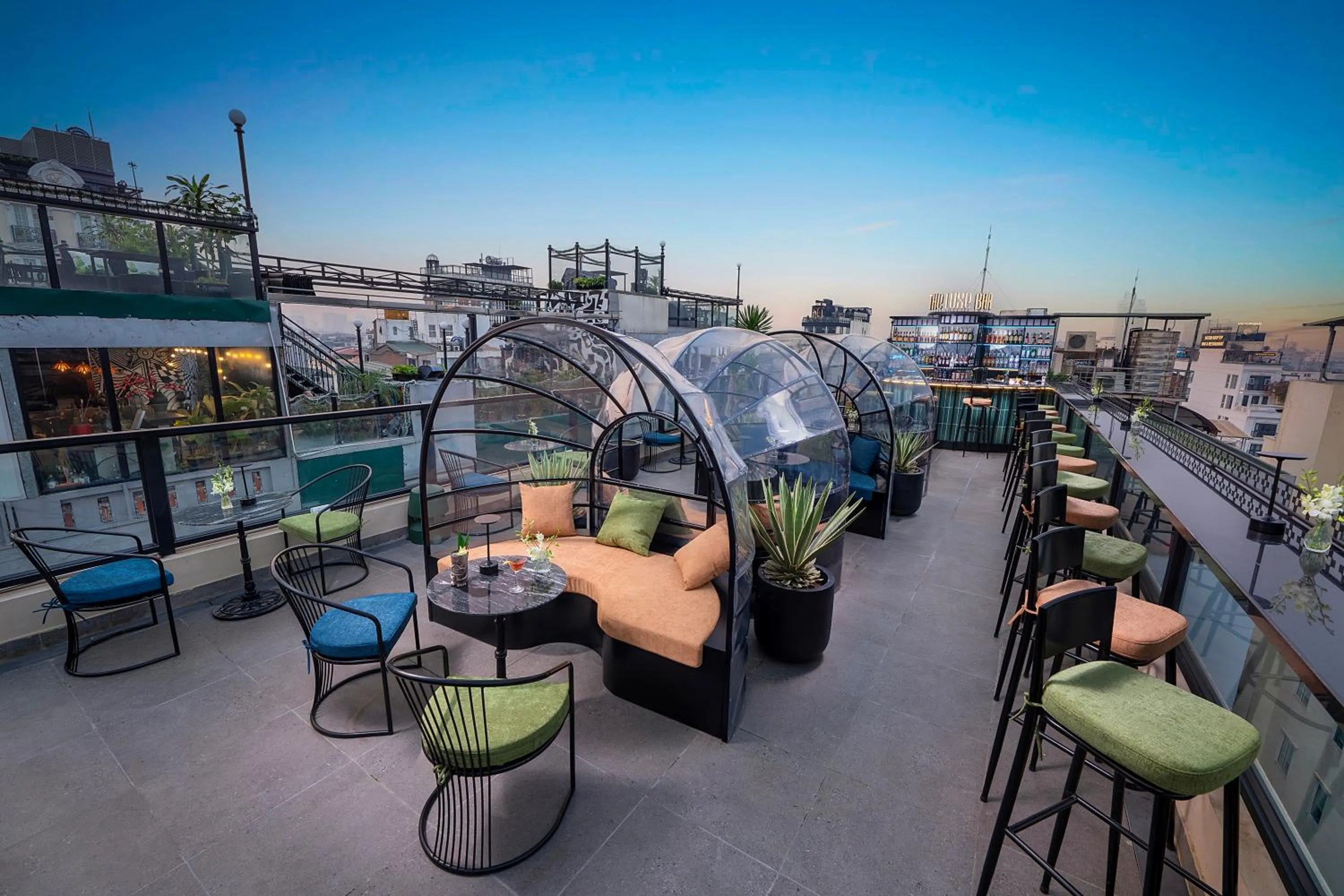 Lounge or bar in Le Premier Hotel & Rooftop Bar