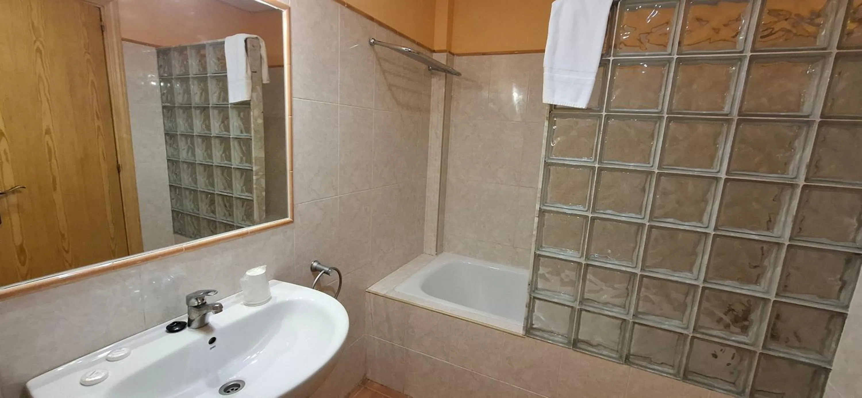 Bath in Hotel Villa de Estercuel