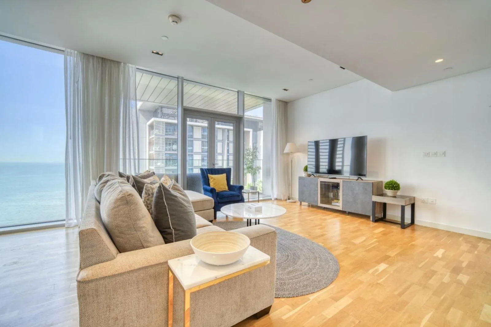 TV and multimedia in Shadow Of The Sun by Lagom