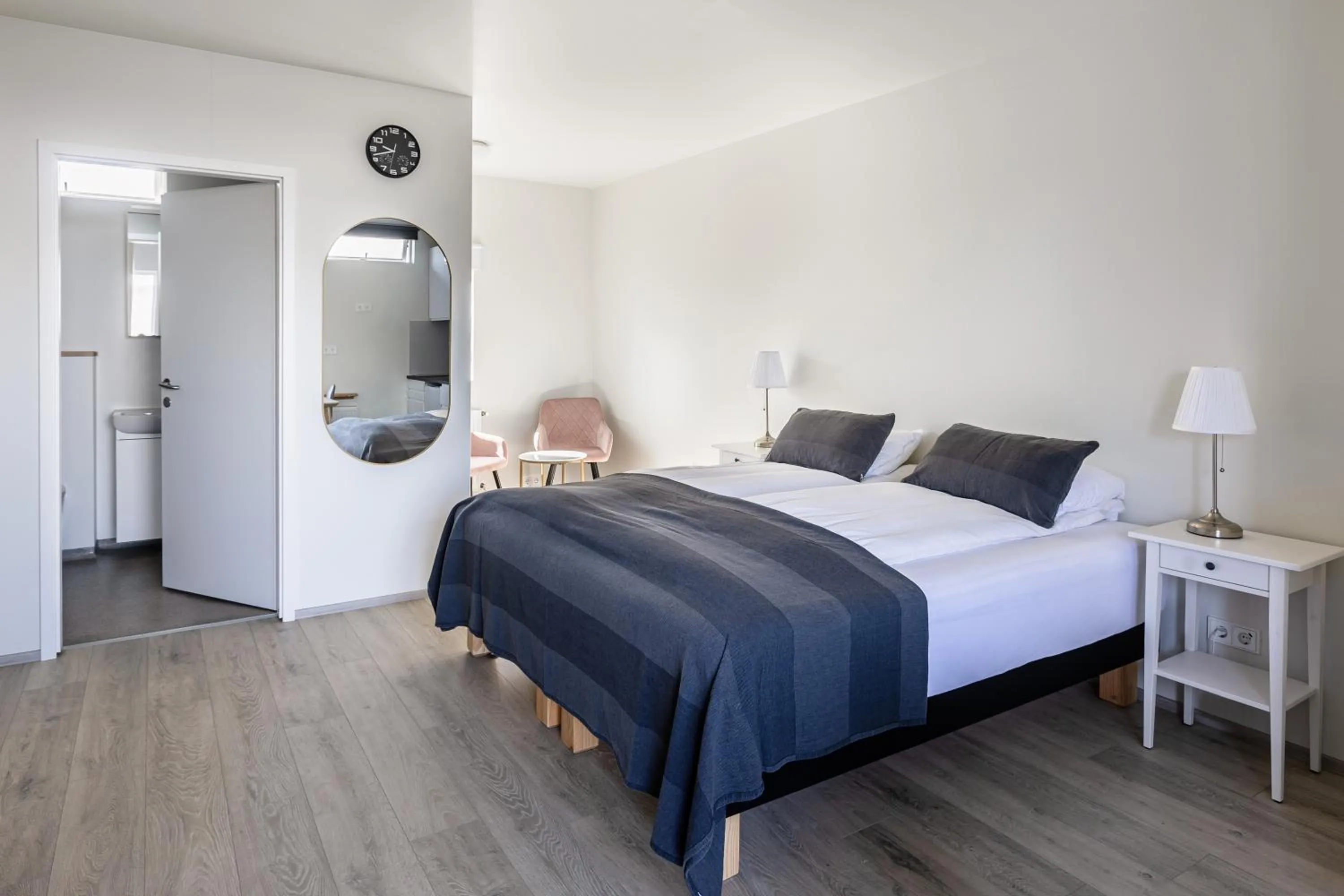 Property building, Bed in South Central Apartments