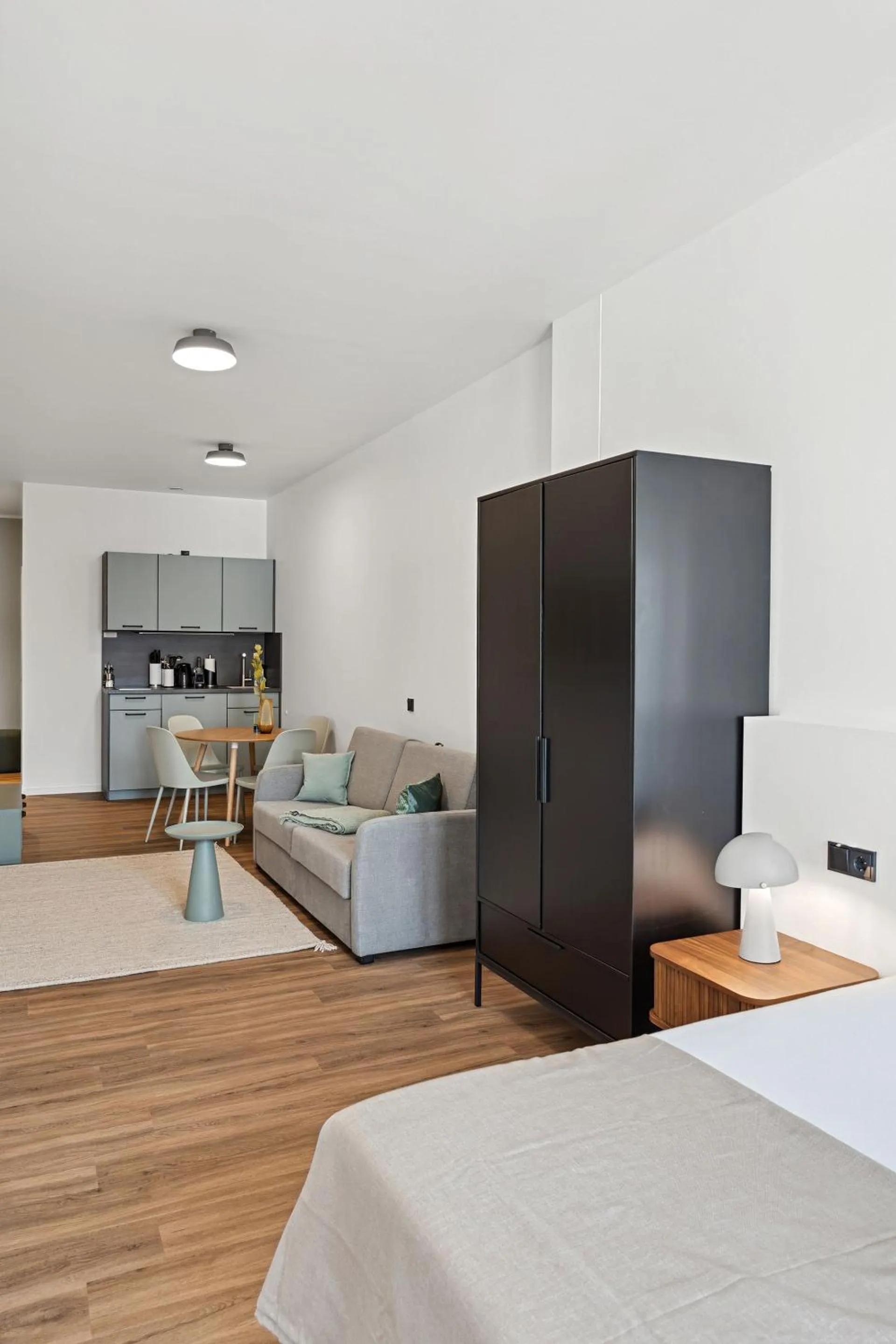 Kitchen or kitchenette, Bed in Limehome Memmingen Maximilianstraße