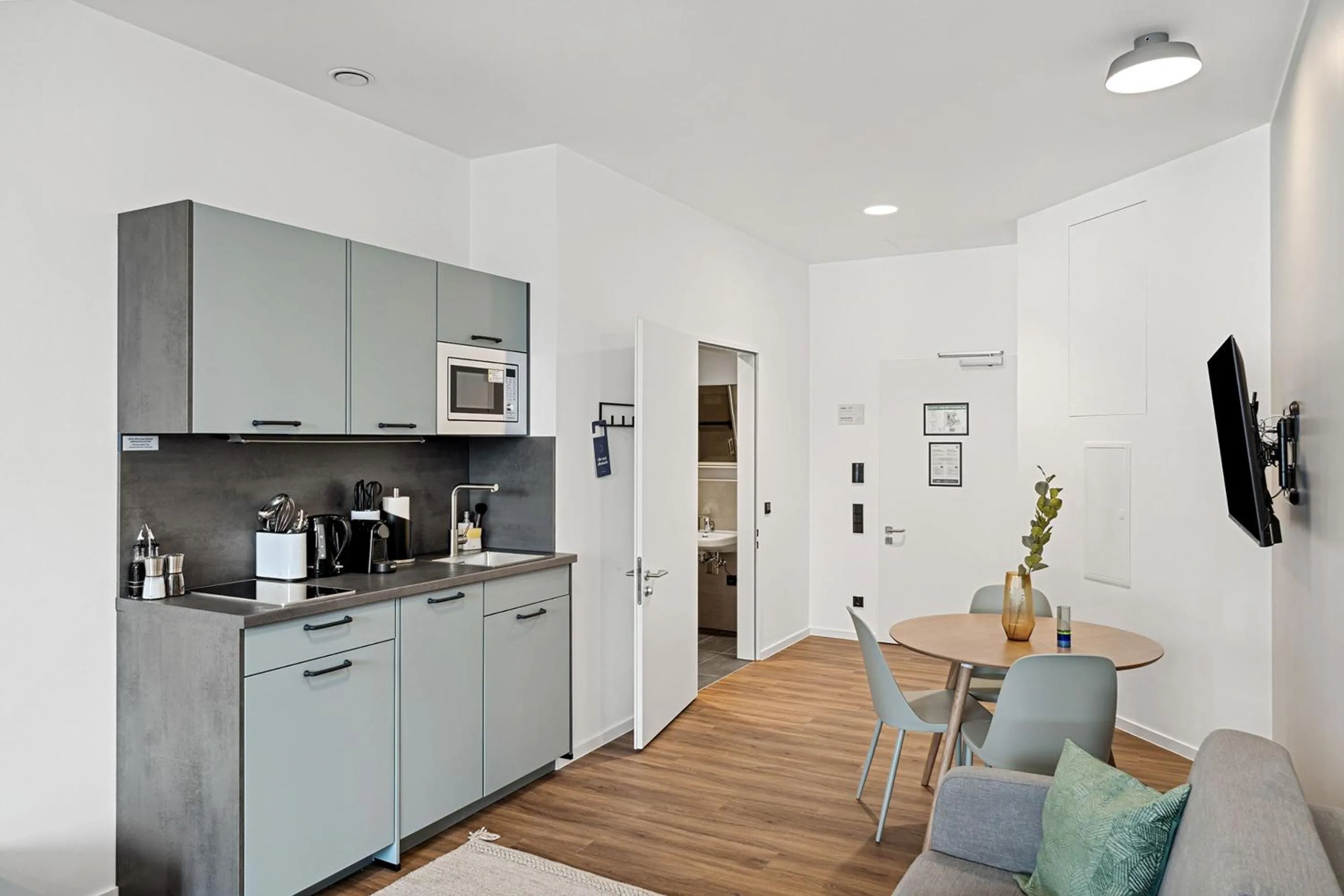 TV and multimedia in Limehome Memmingen Maximilianstraße