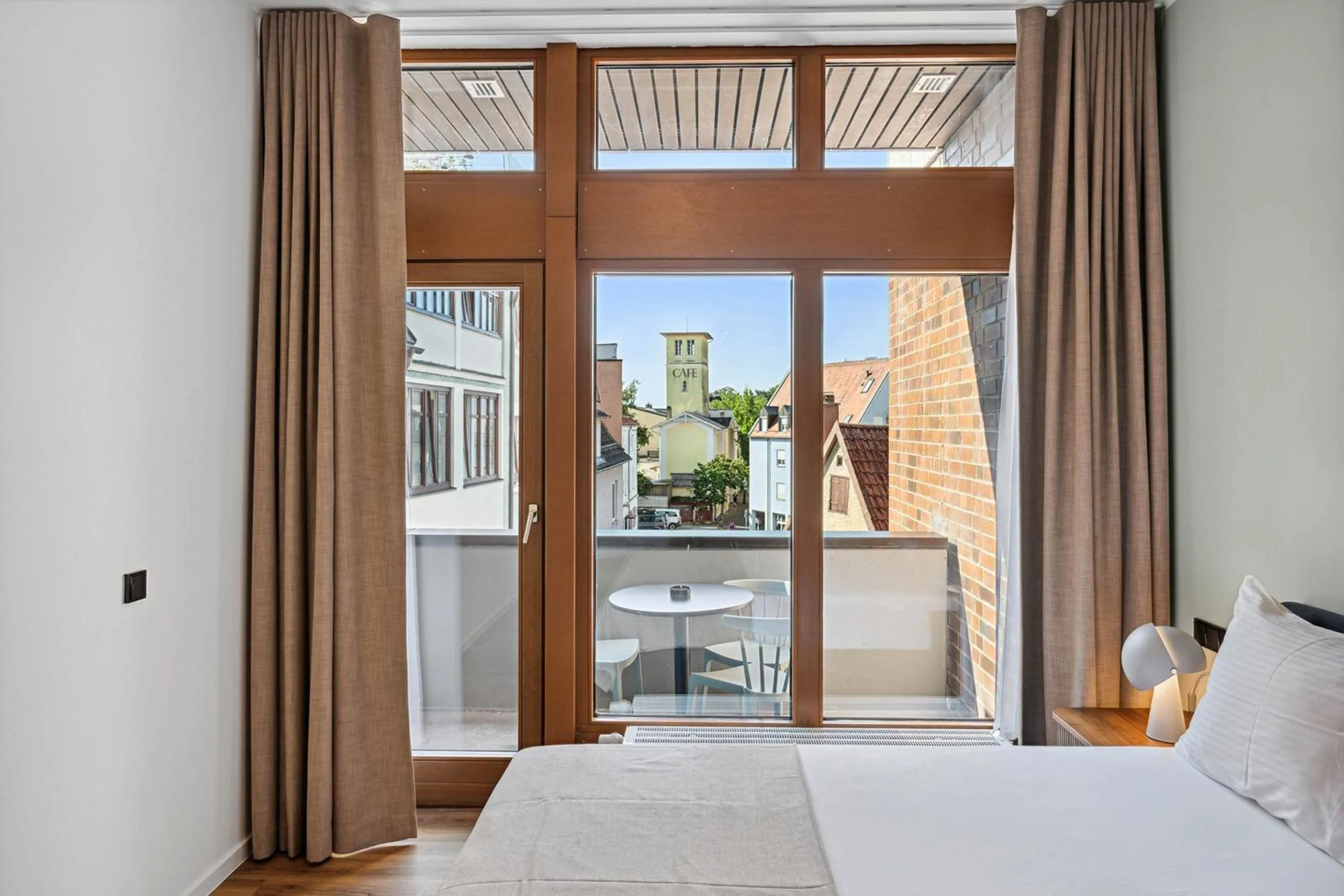 Bed in Limehome Memmingen Maximilianstraße