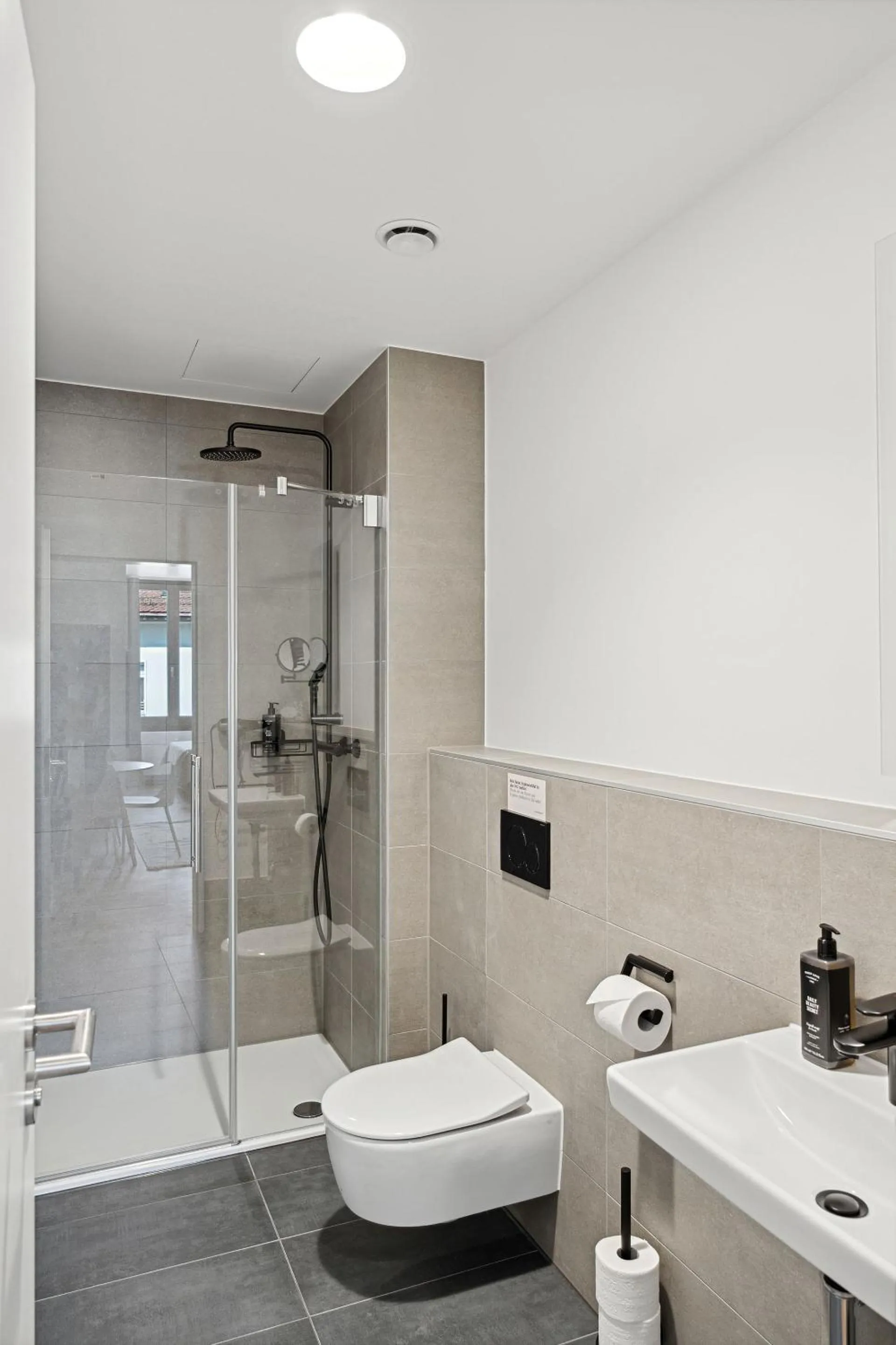 Shower in Limehome Memmingen Maximilianstraße