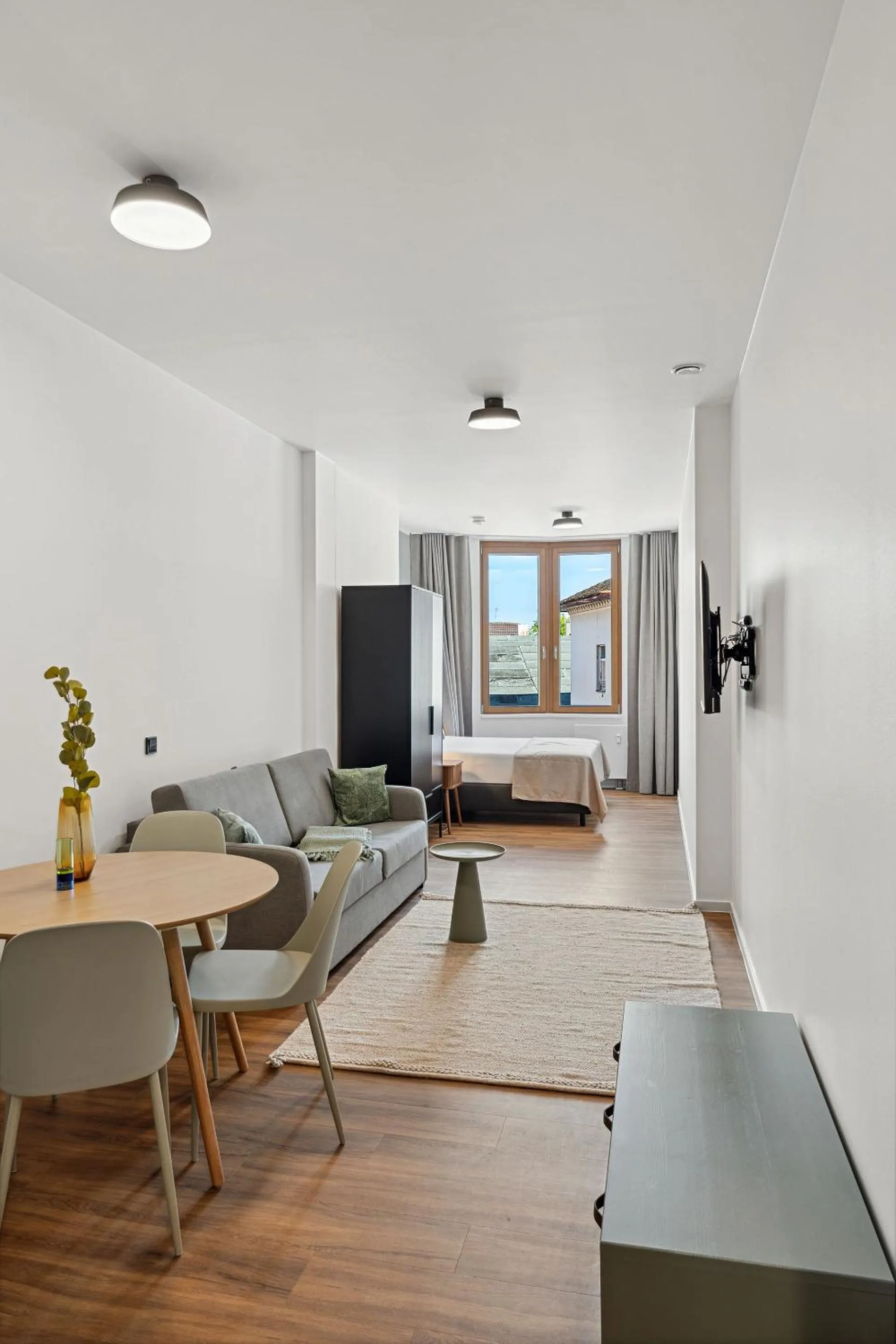 TV and multimedia in Limehome Memmingen Maximilianstraße