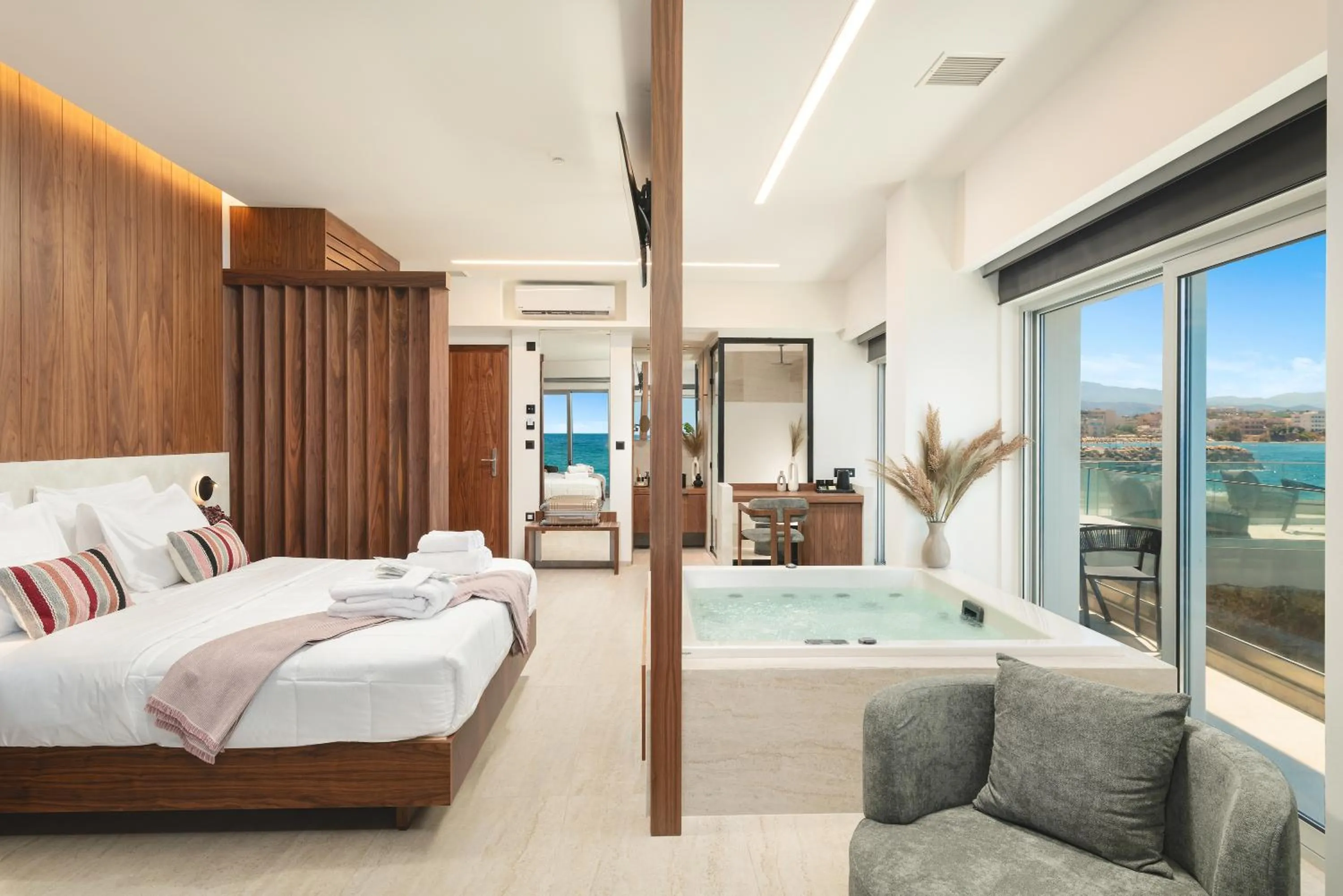 Hot Tub, Bed in Elia Sea Suites