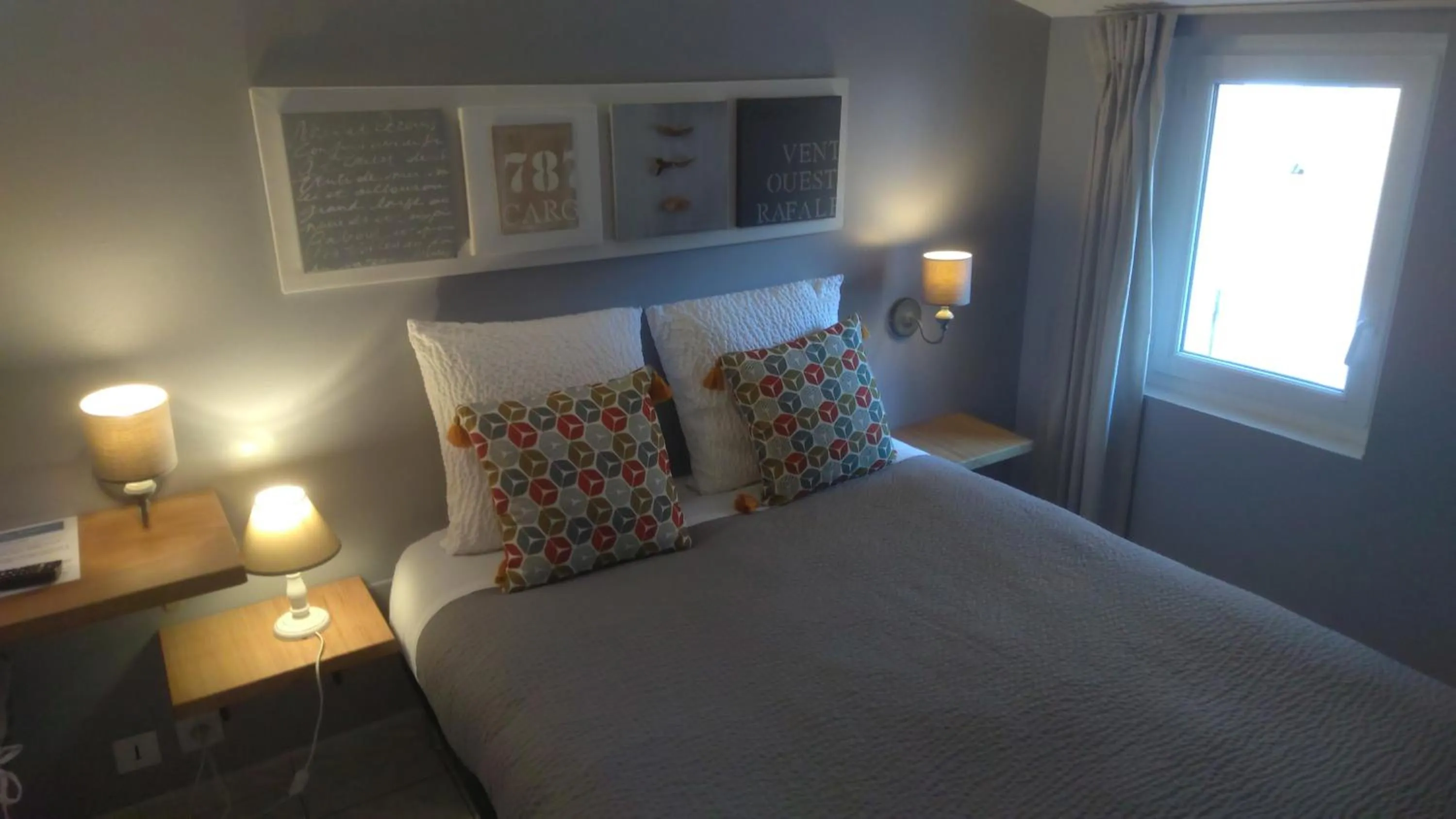 Bed in Logis Hôtel La Clé Des Songes