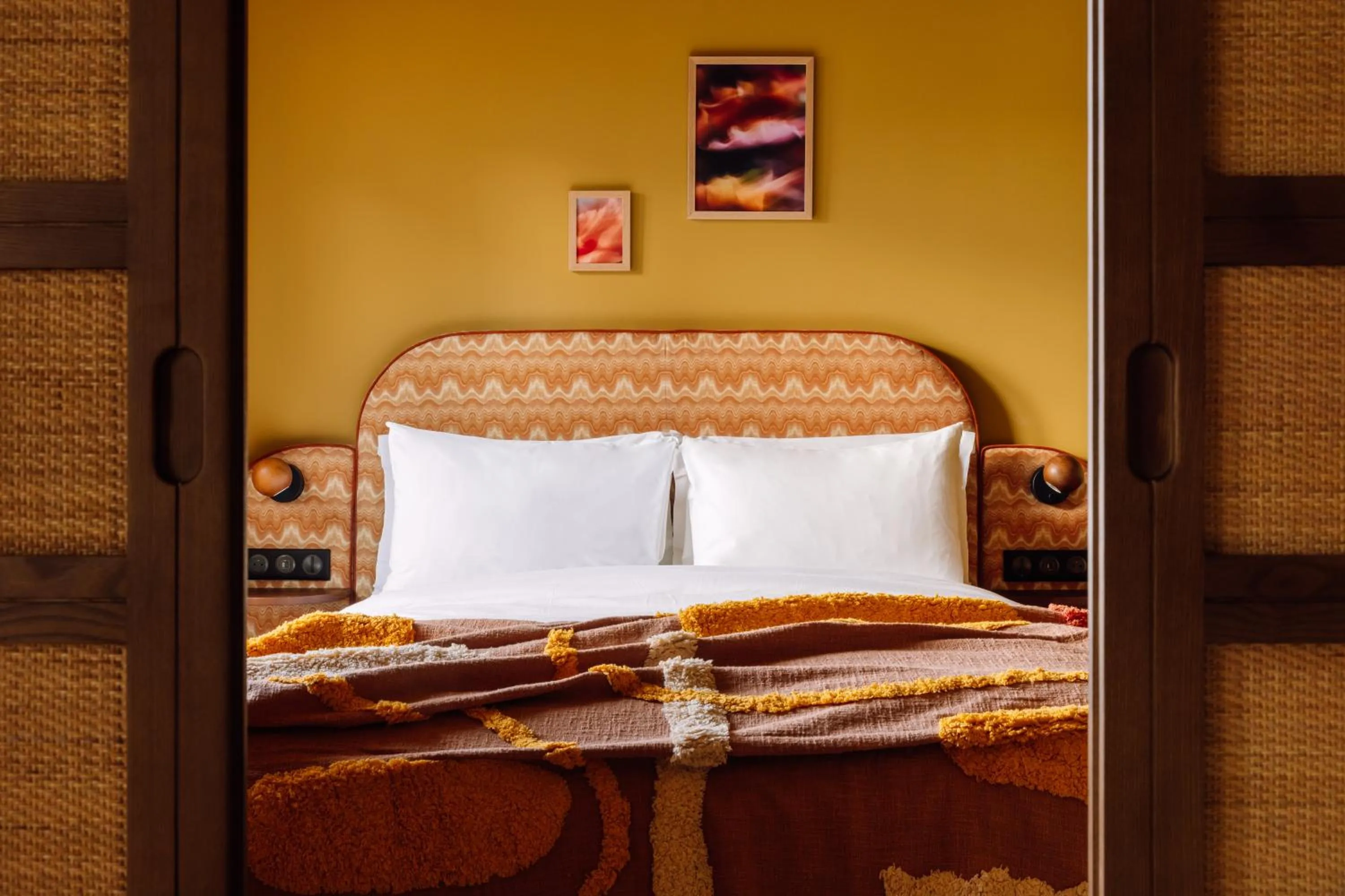 Bed in Le Jardin de Verre by Locke