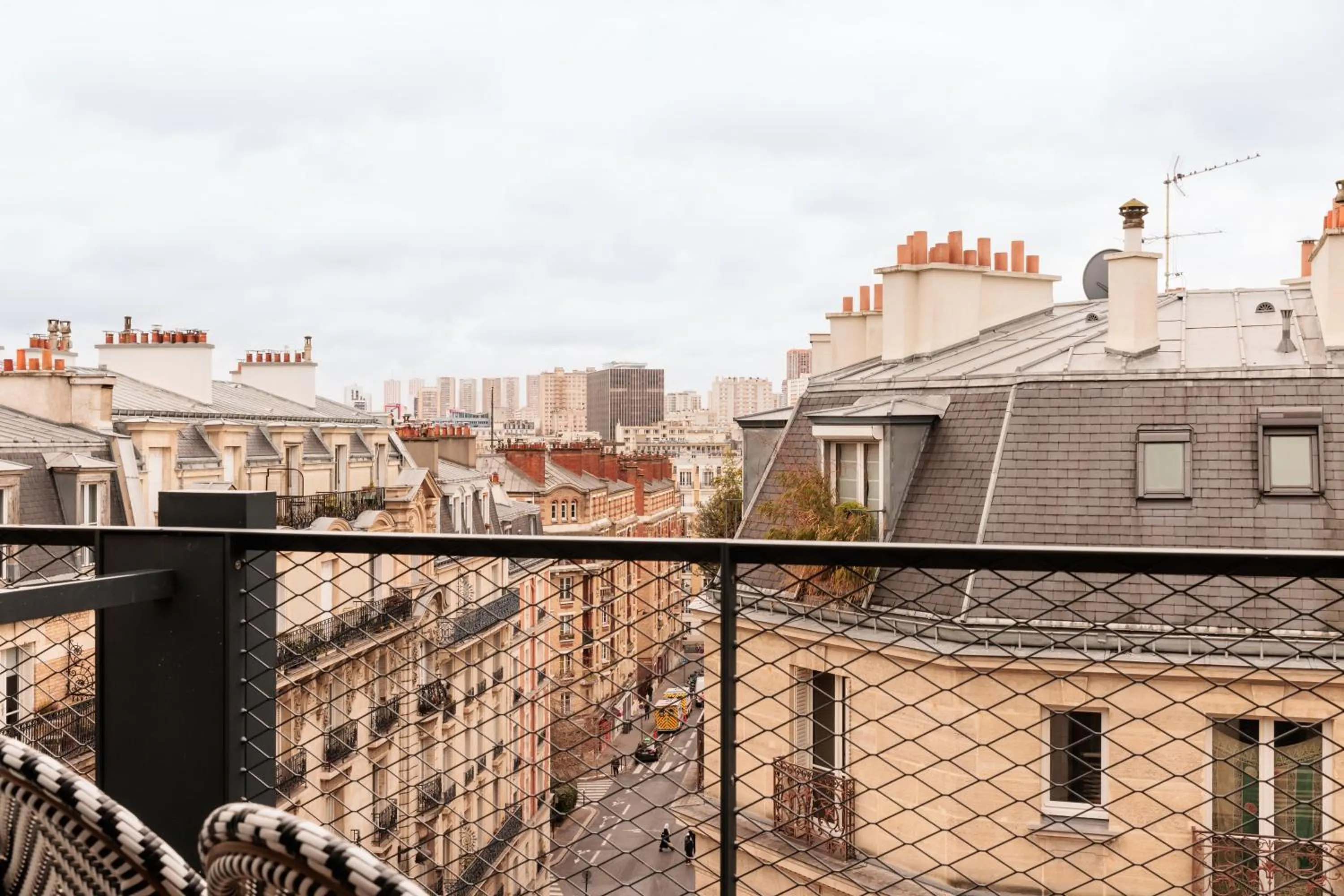 Balcony/Terrace in Le Jardin de Verre by Locke