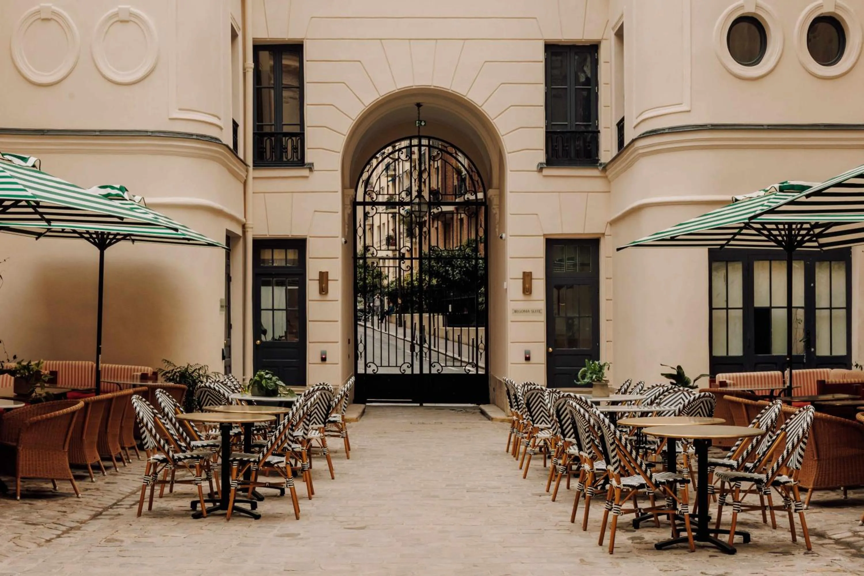 Inner courtyard view in Le Jardin de Verre by Locke