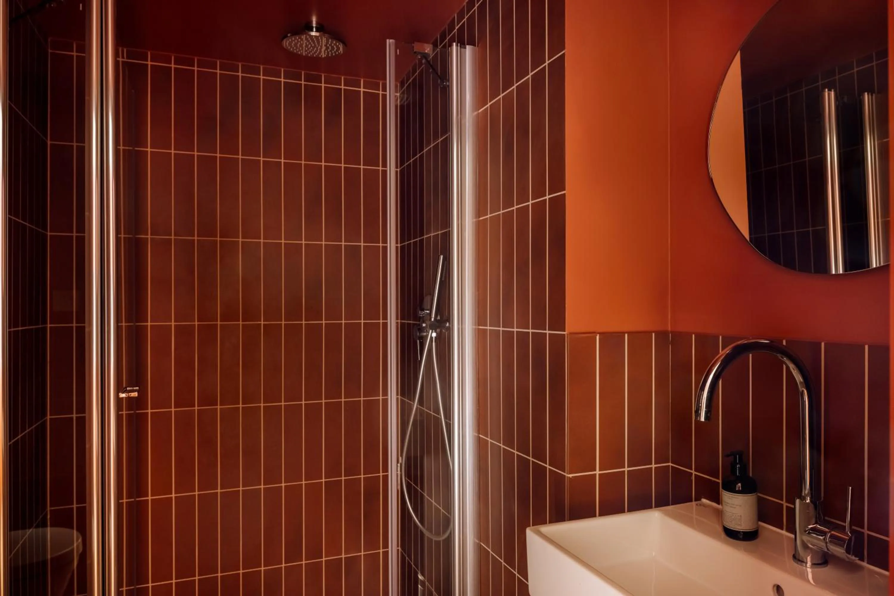 Bathroom in Le Jardin de Verre by Locke