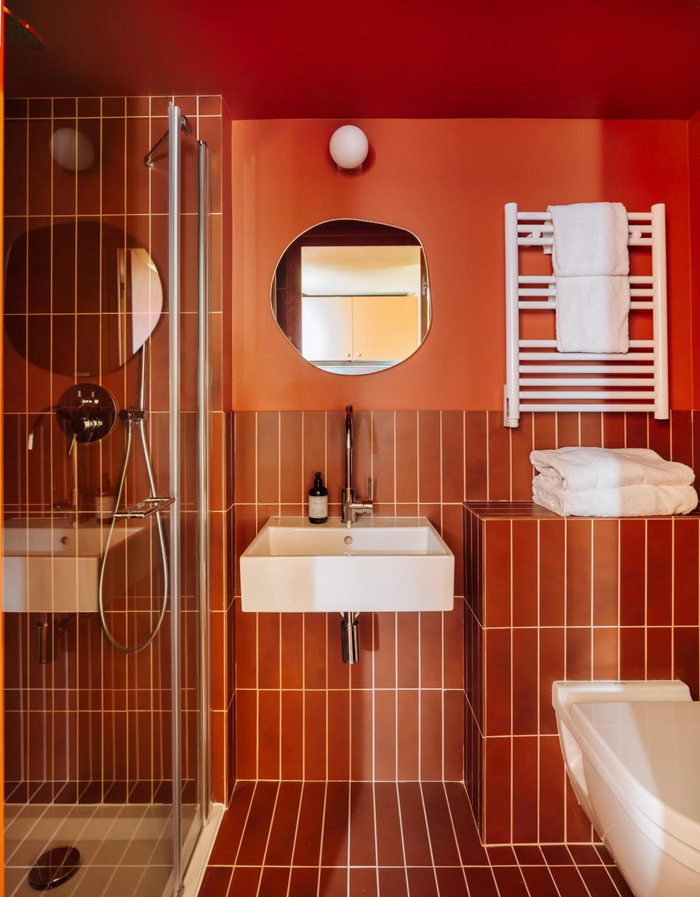 Bathroom in Le Jardin de Verre by Locke