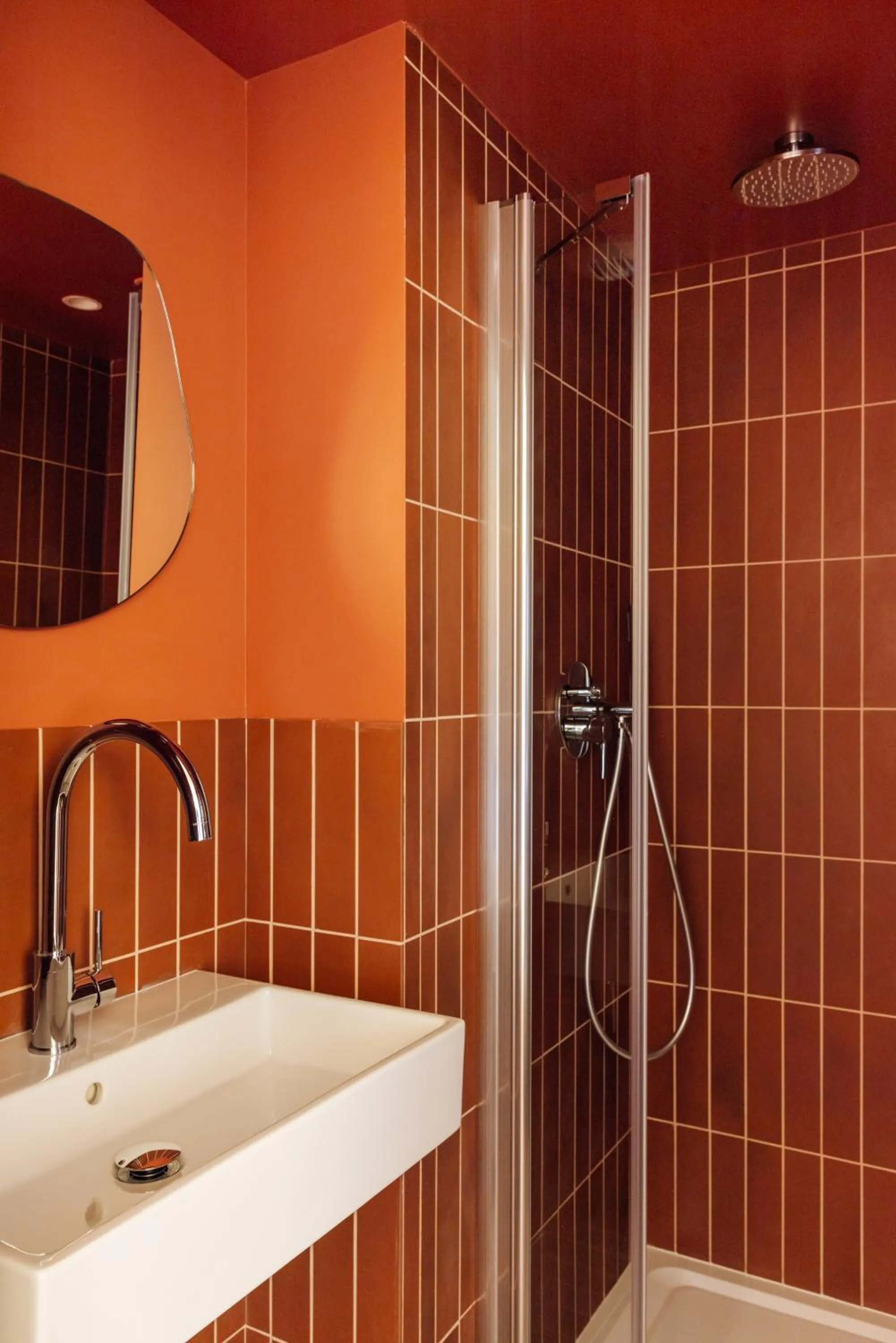 Bathroom in Le Jardin de Verre by Locke