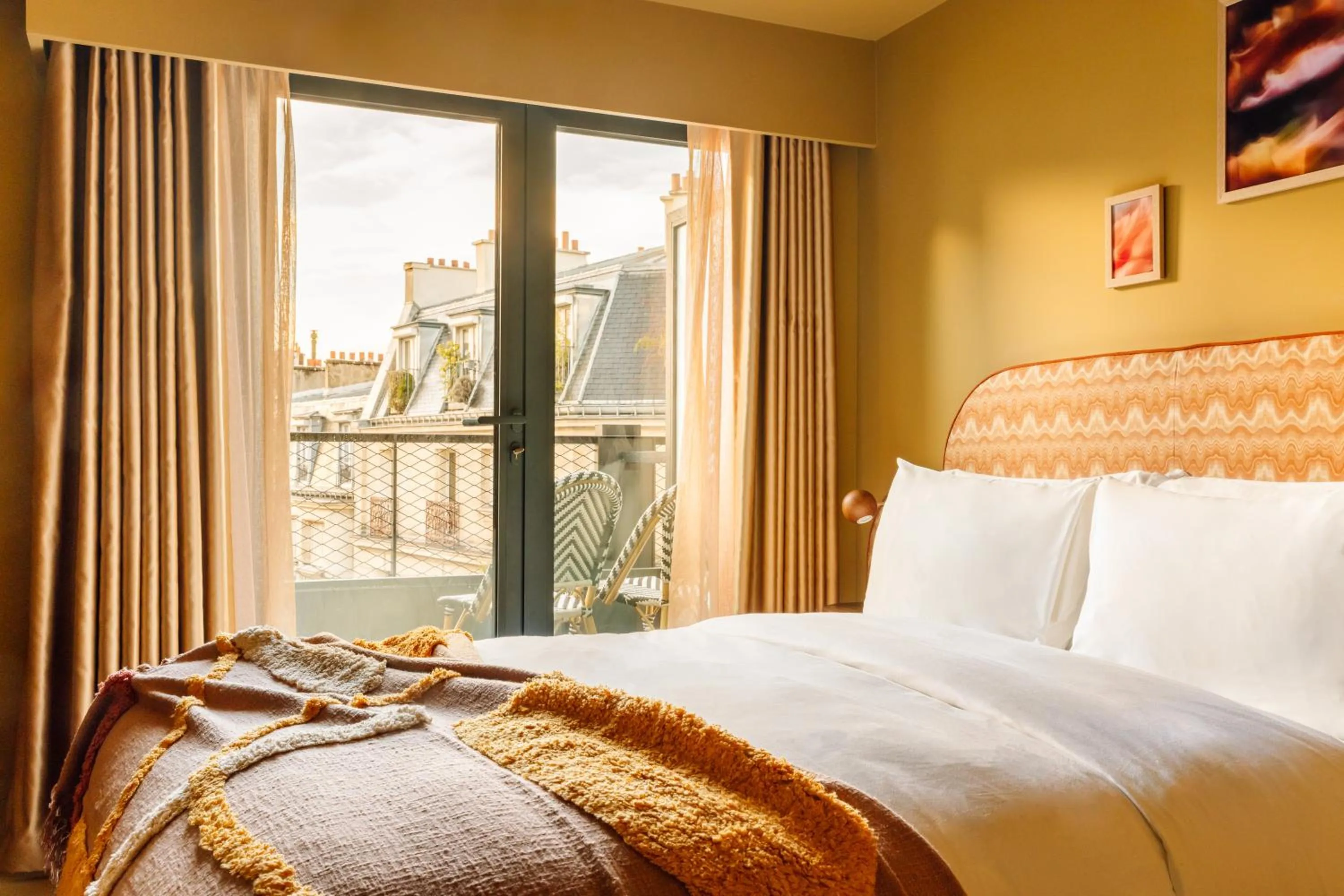 Bed in Le Jardin de Verre by Locke