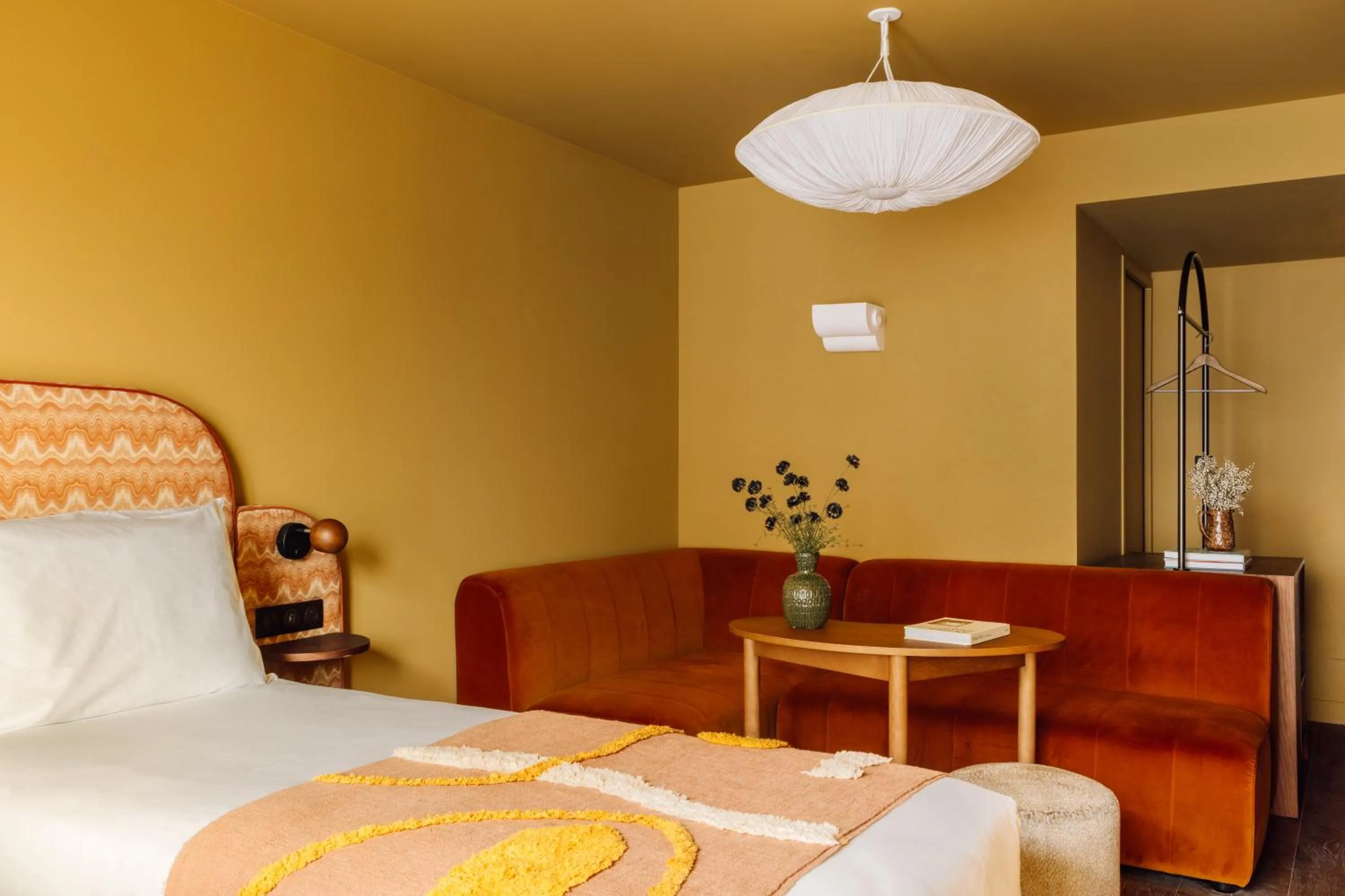 Living room, Bed in Le Jardin de Verre by Locke