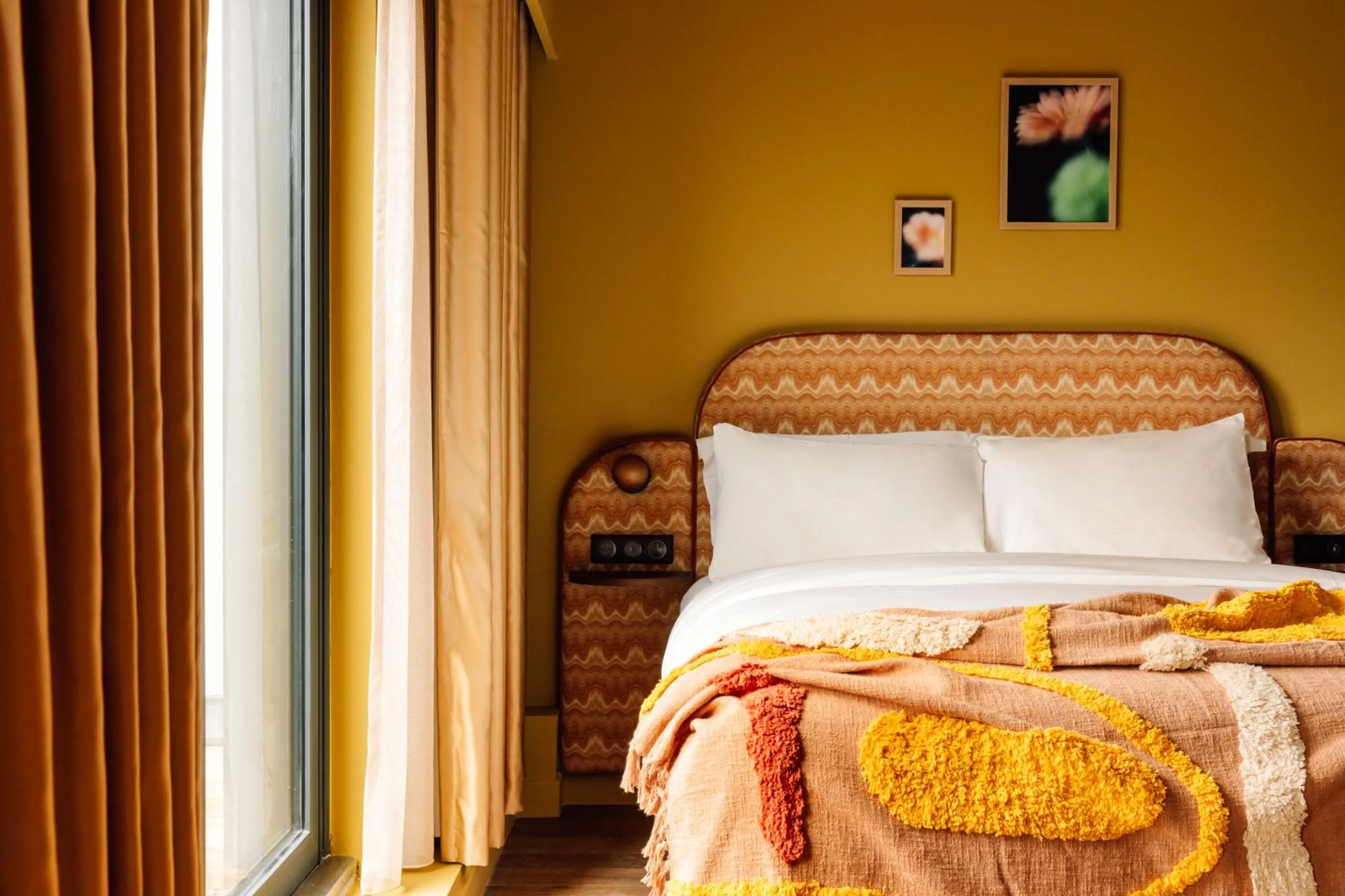 Bed in Le Jardin de Verre by Locke