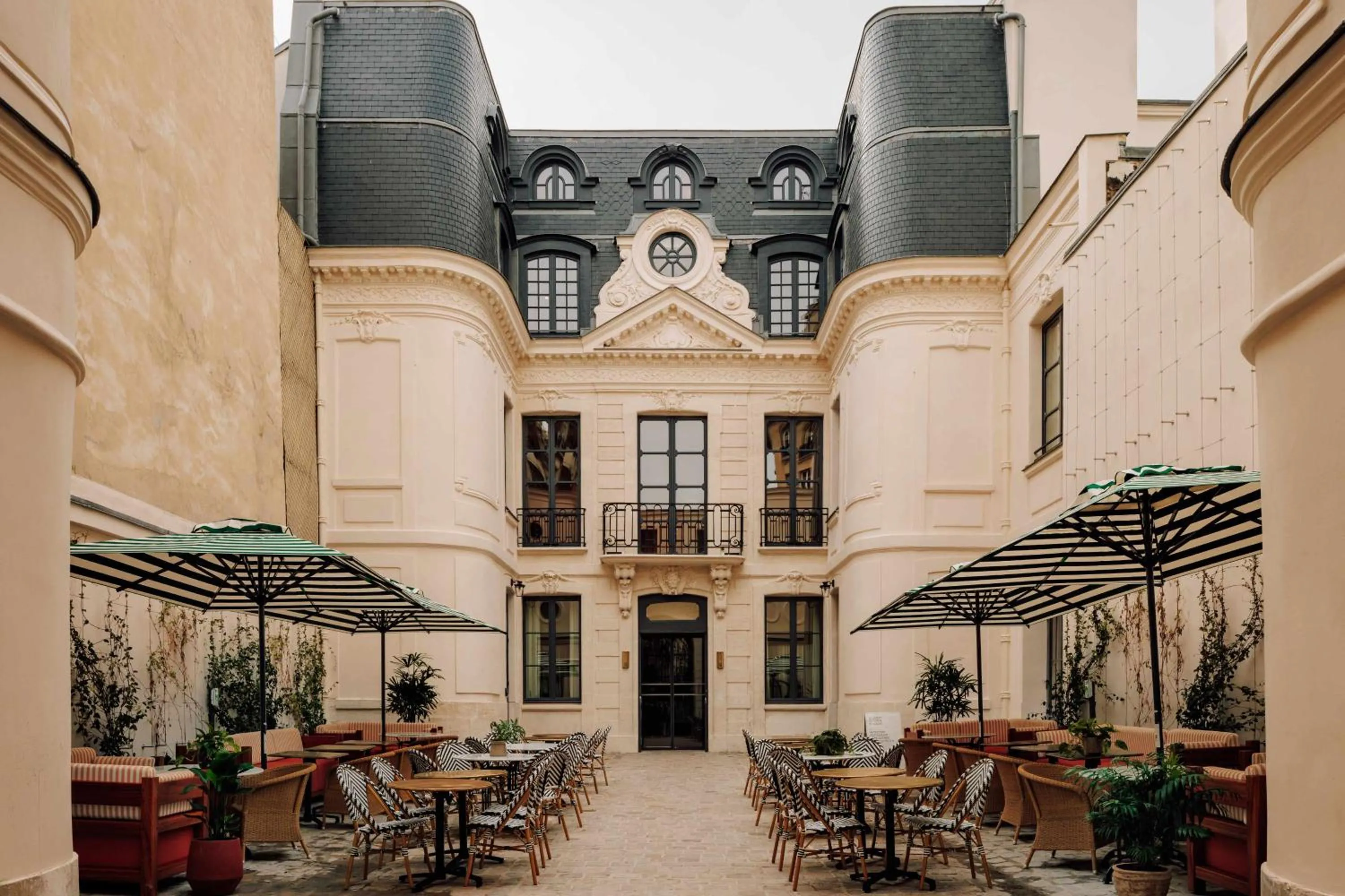 Property building in Le Jardin de Verre by Locke
