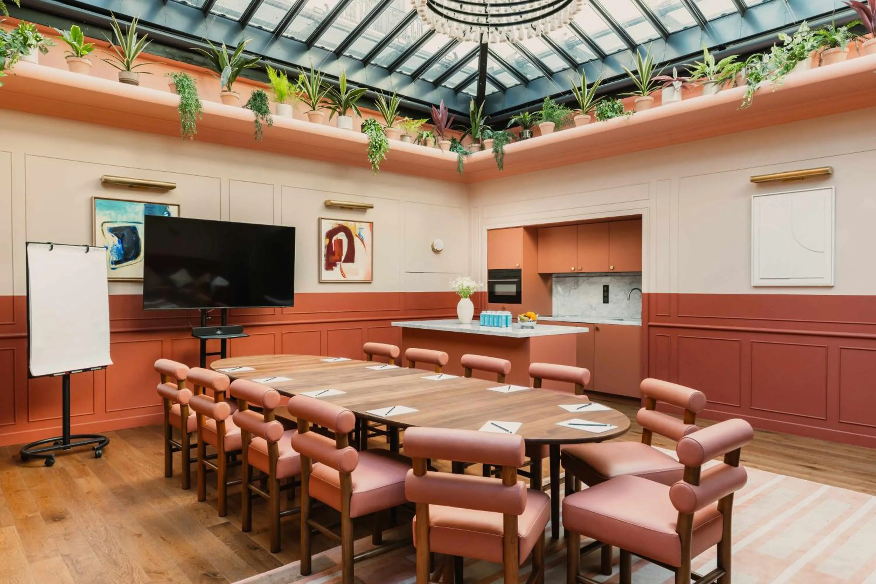 Meeting/conference room in Le Jardin de Verre by Locke
