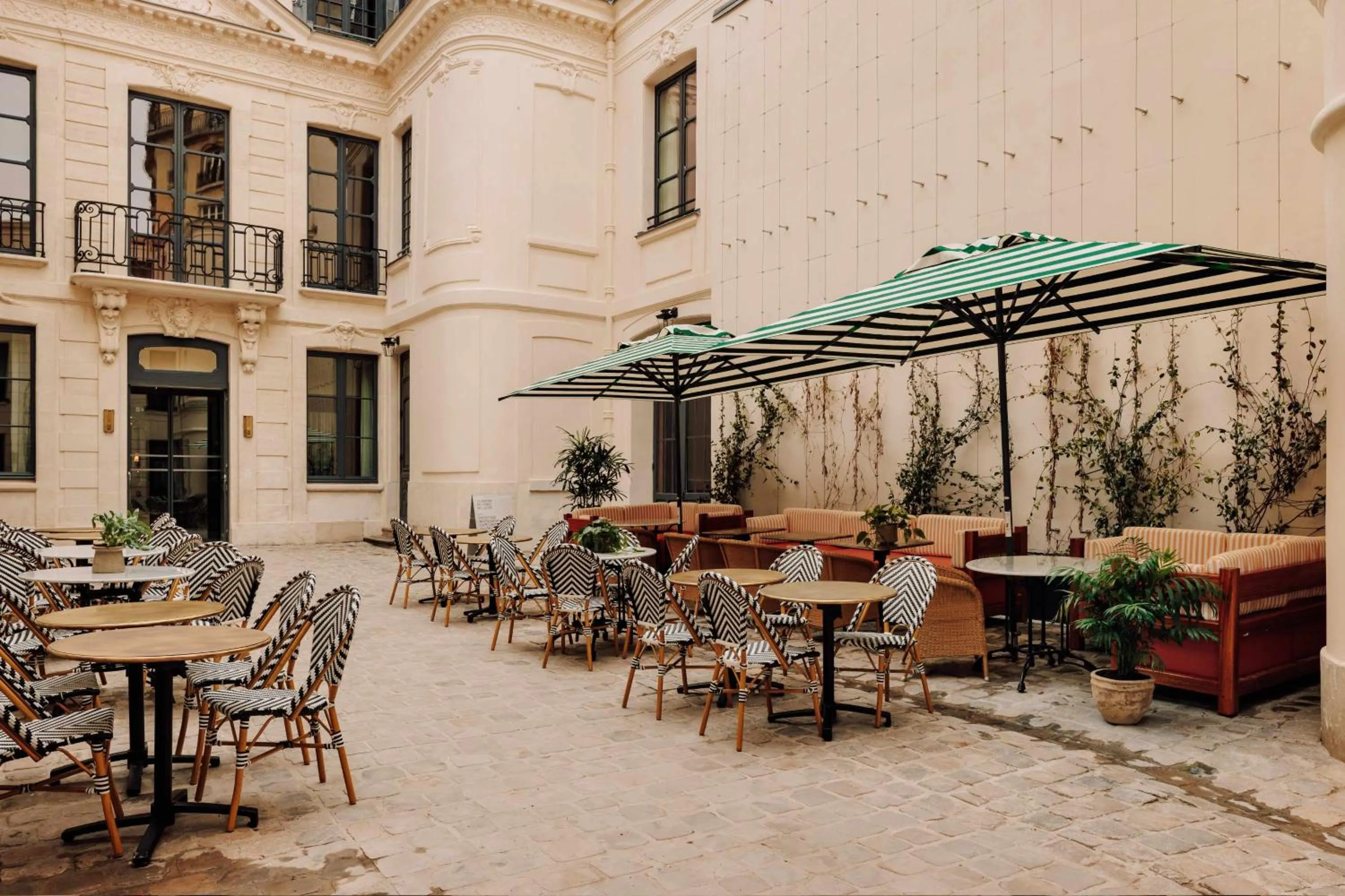 Inner courtyard view in Le Jardin de Verre by Locke