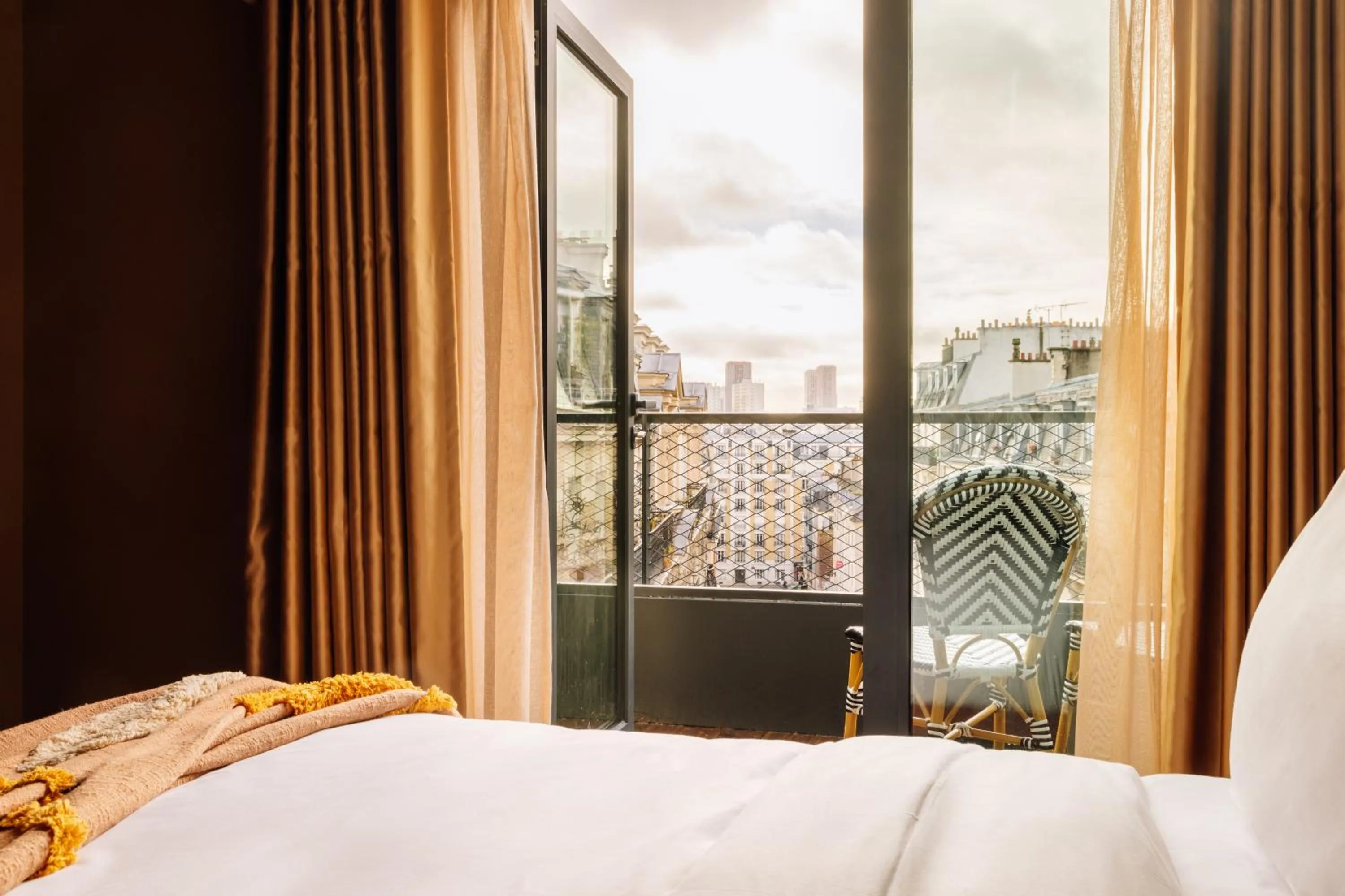 Bed in Le Jardin de Verre by Locke