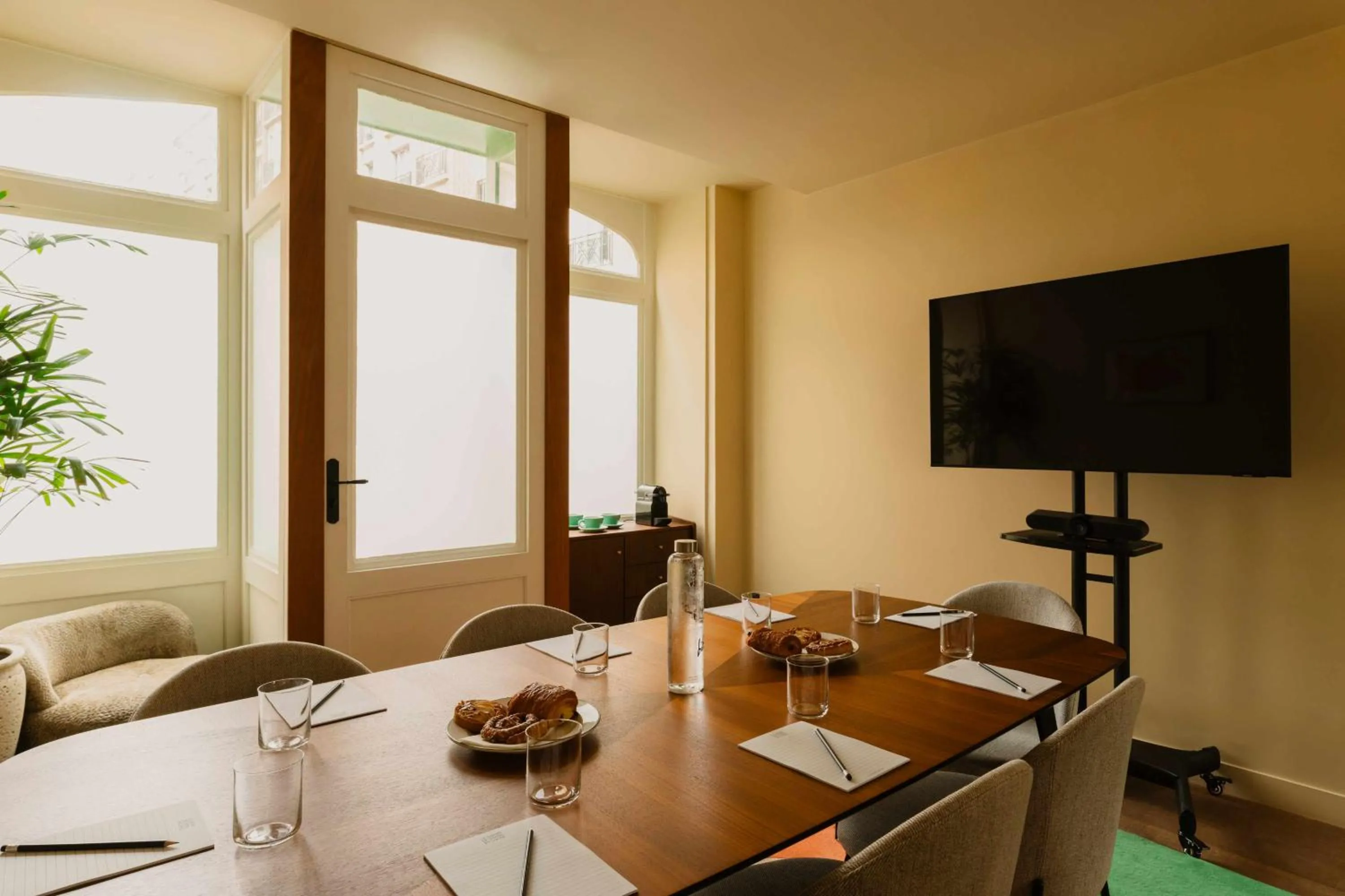 Meeting/conference room in Le Jardin de Verre by Locke