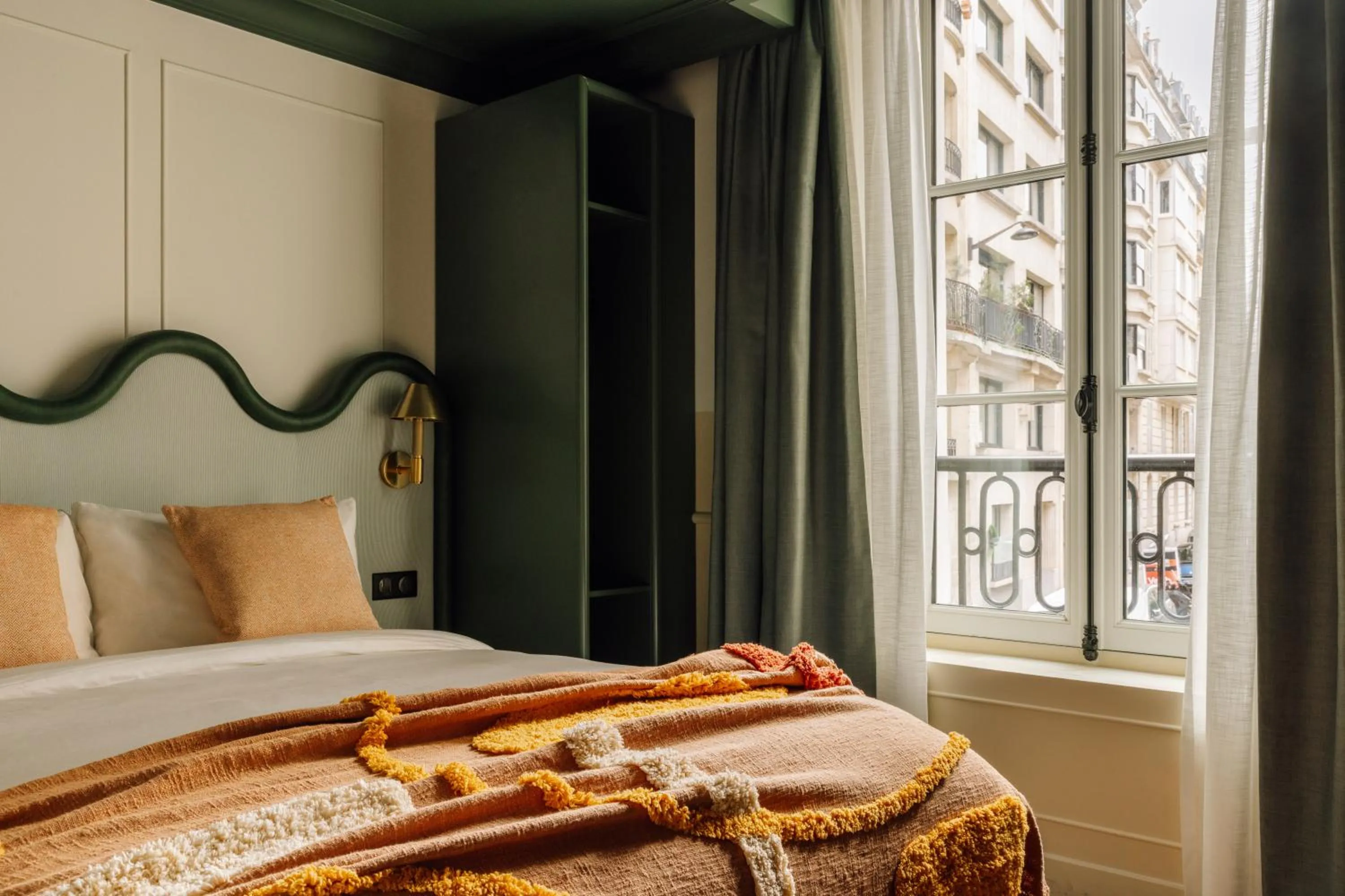 Bed in Le Jardin de Verre by Locke