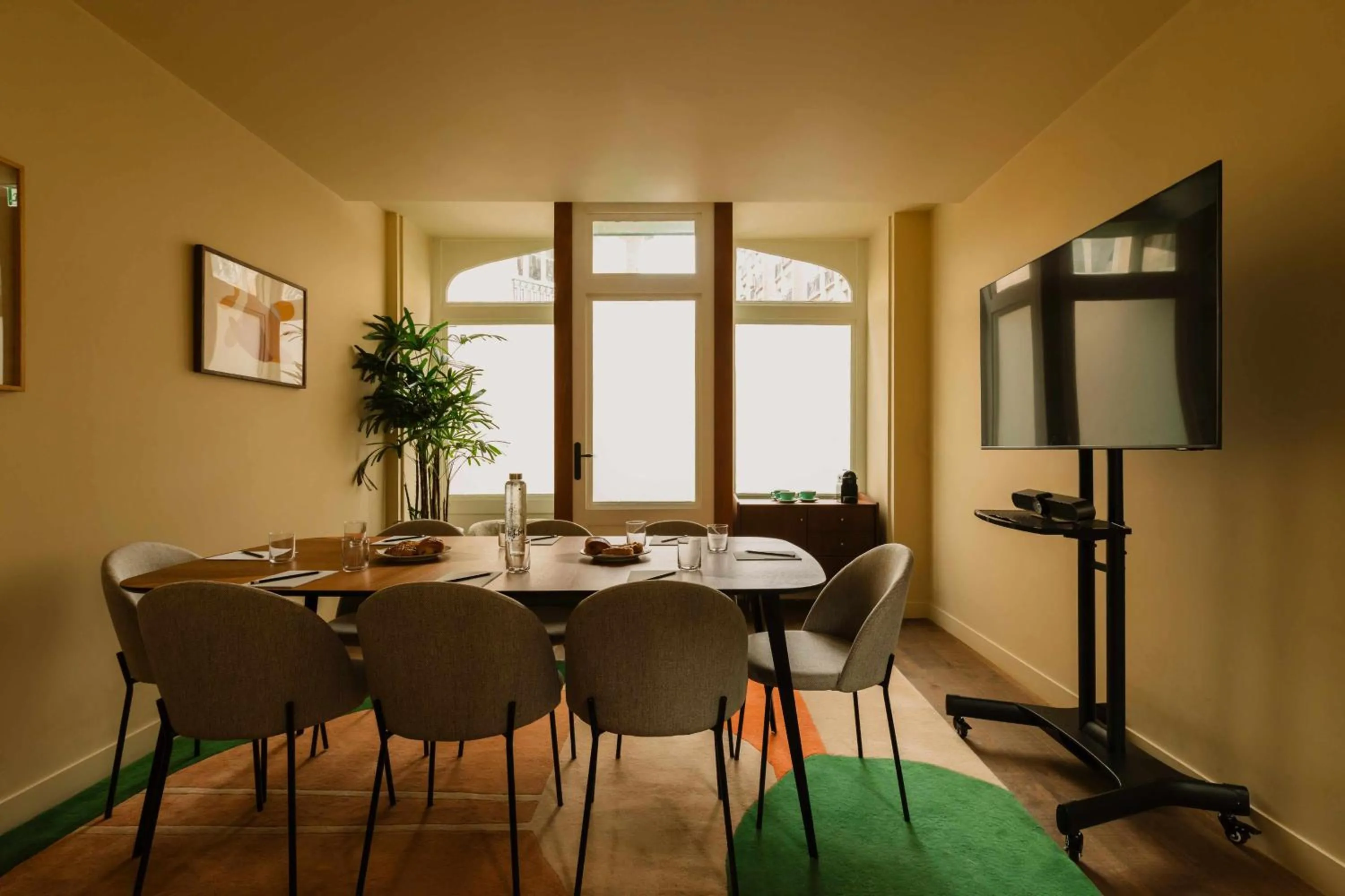 Meeting/conference room in Le Jardin de Verre by Locke