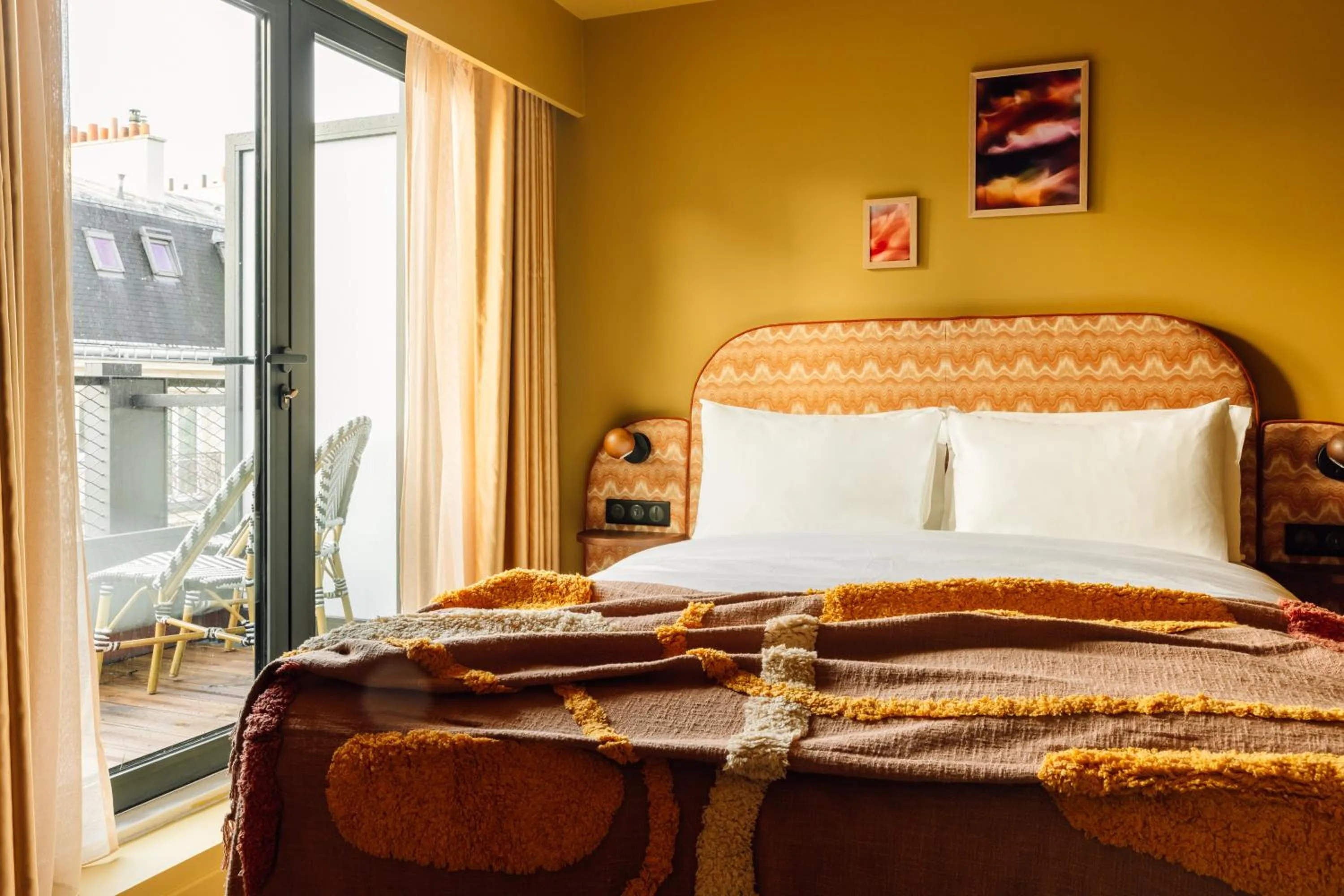 Bed in Le Jardin de Verre by Locke