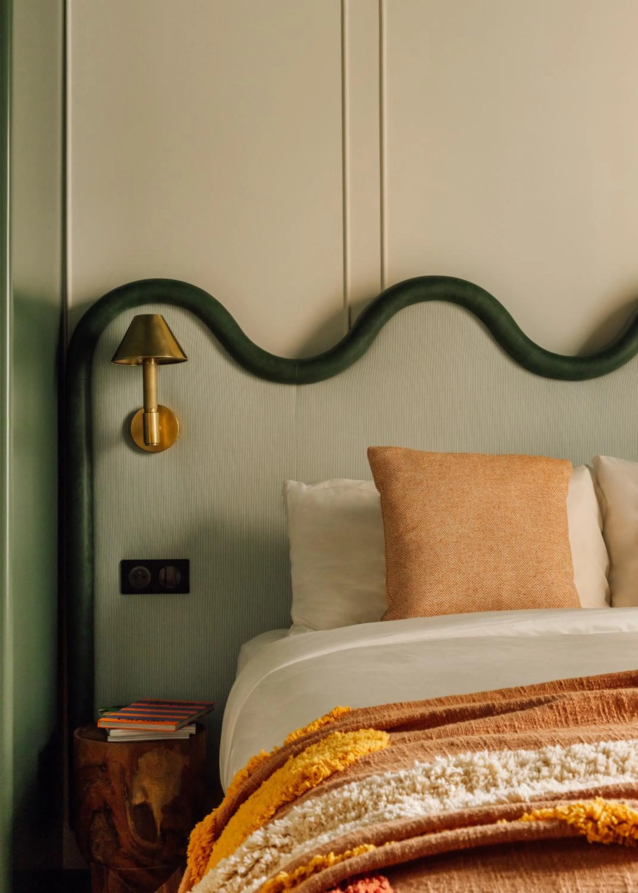 Bed in Le Jardin de Verre by Locke