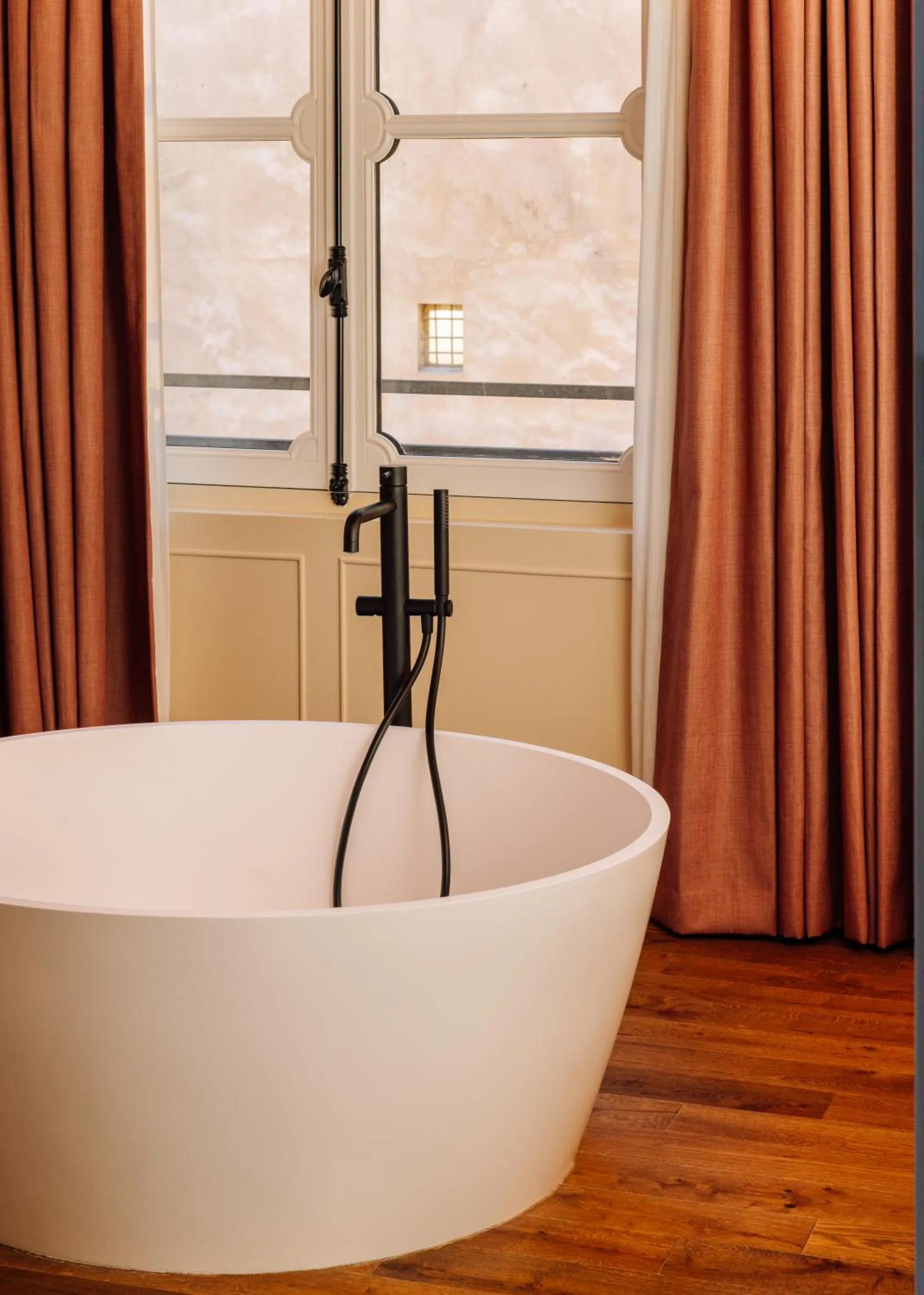 Bath in Le Jardin de Verre by Locke