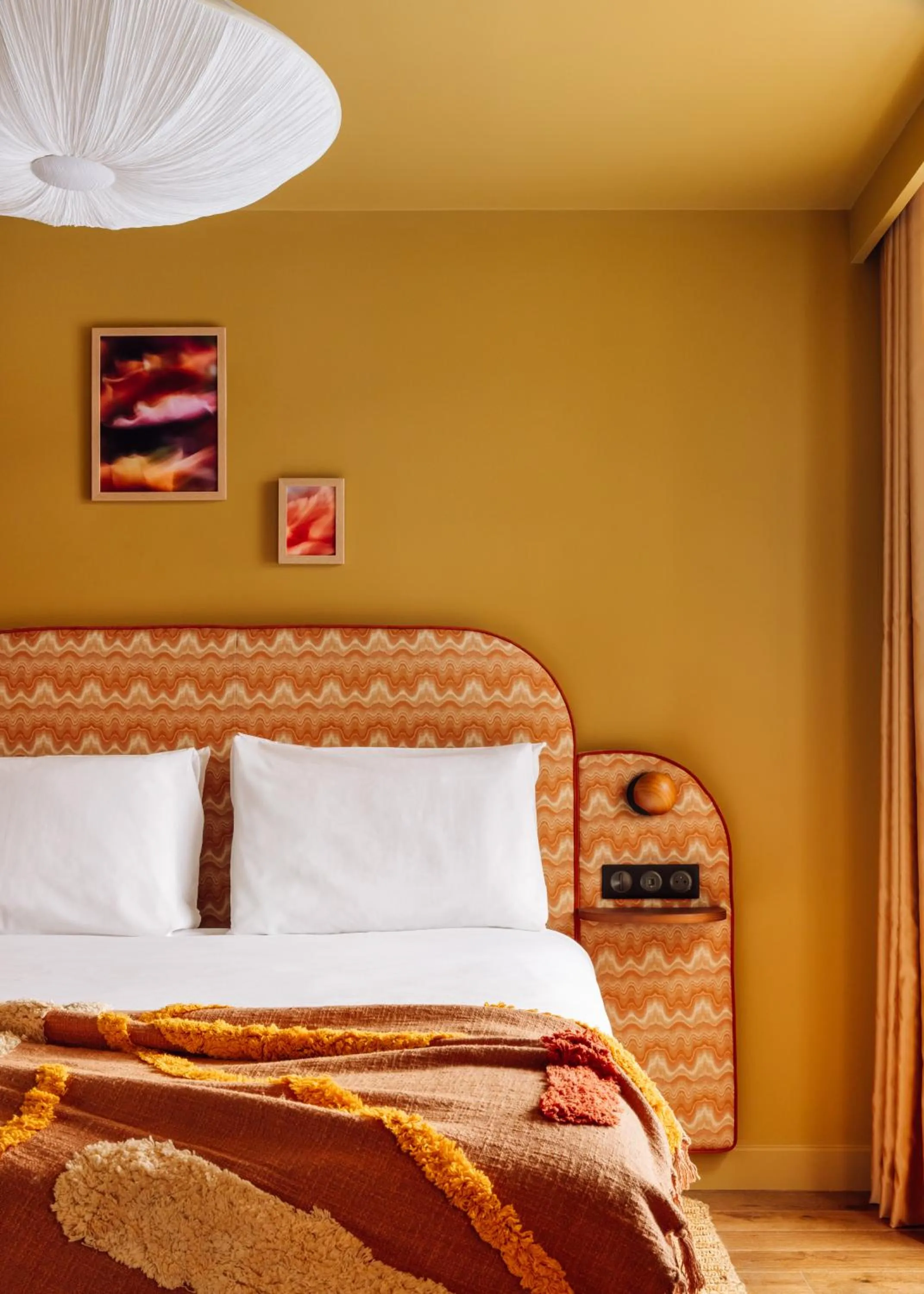 Bed in Le Jardin de Verre by Locke