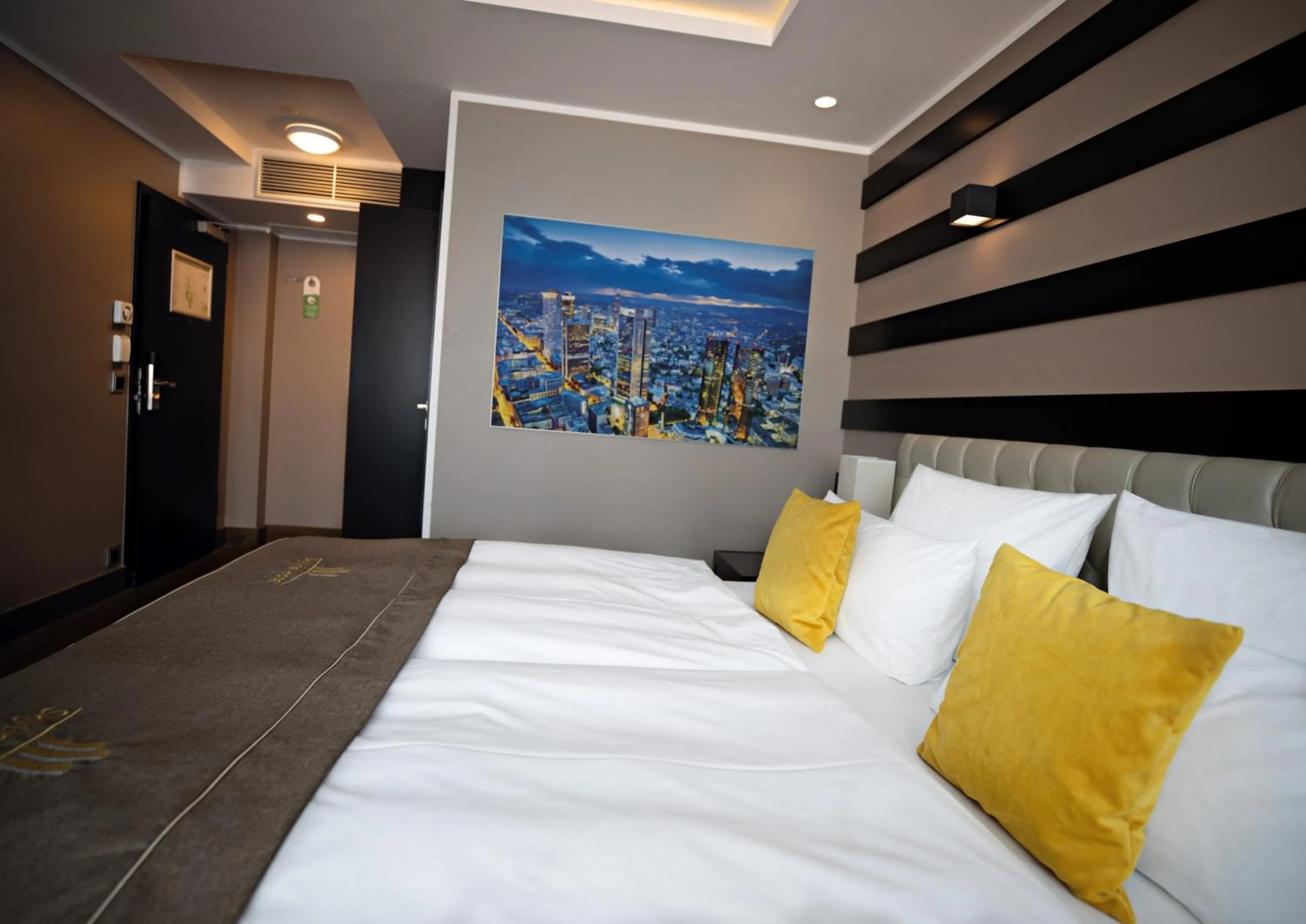 Photo of the whole room, Bed in Skyline Hotel City Frankfurt