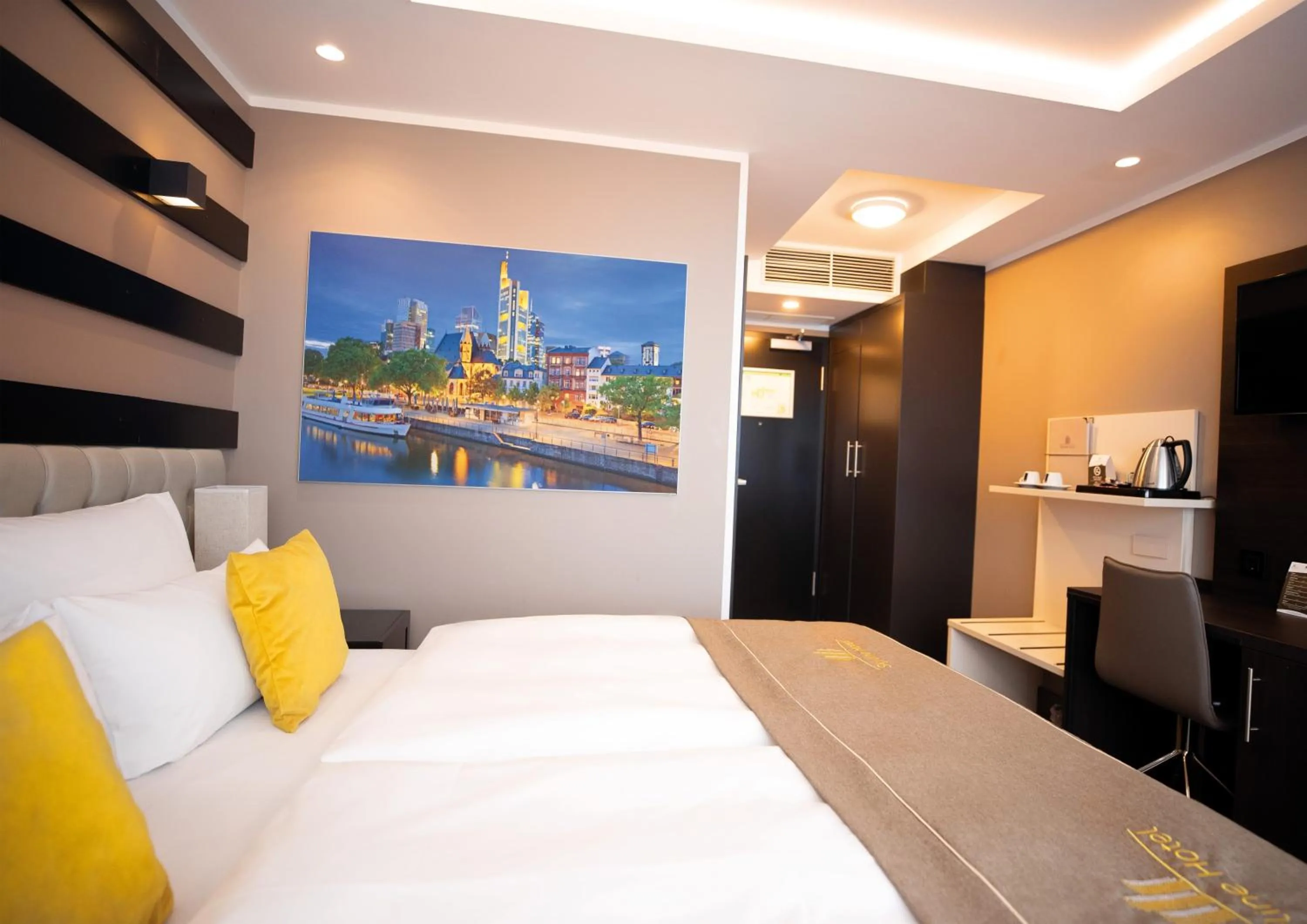 Photo of the whole room, Bed in Skyline Hotel City Frankfurt