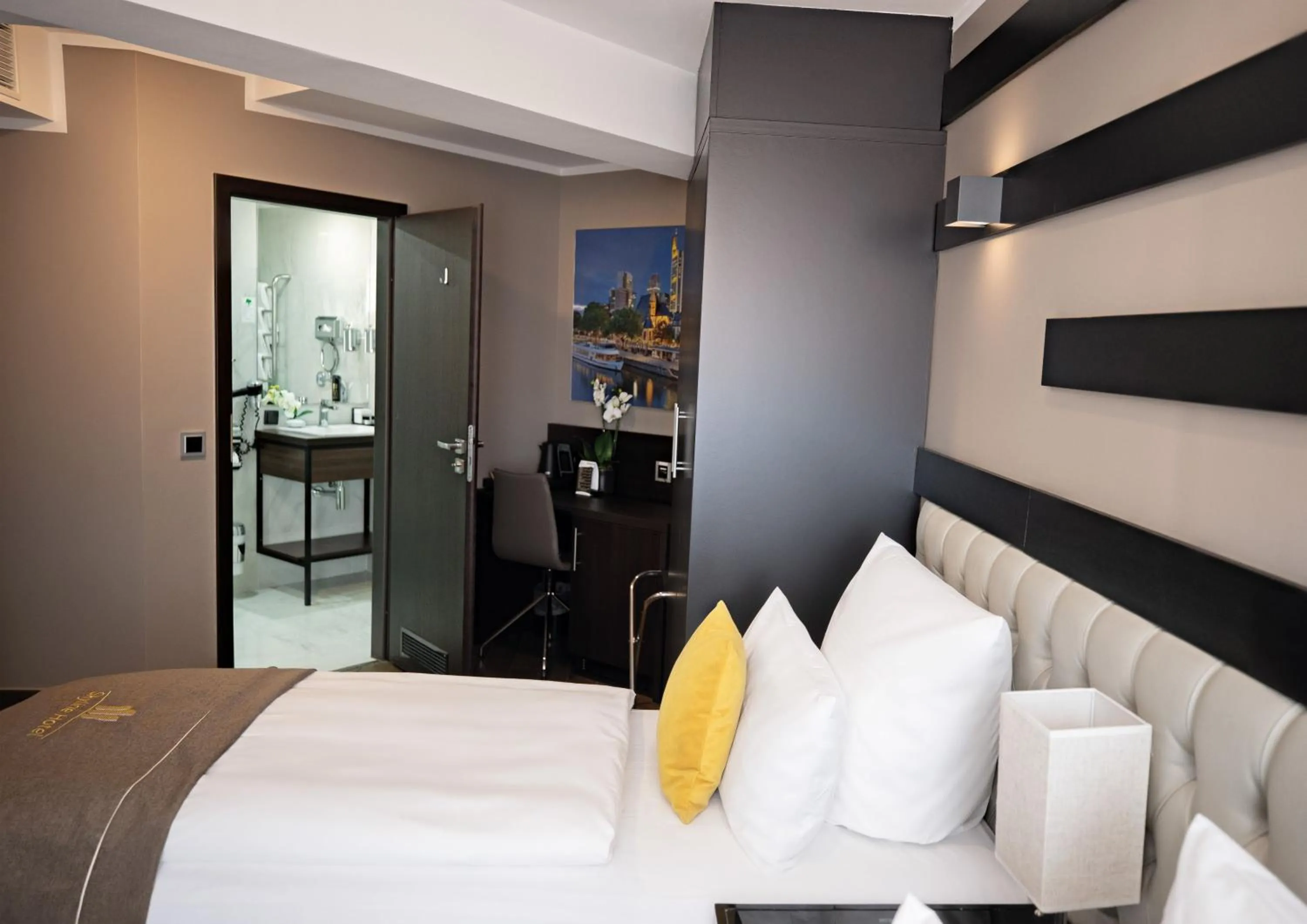 Photo of the whole room, Bed in Skyline Hotel City Frankfurt