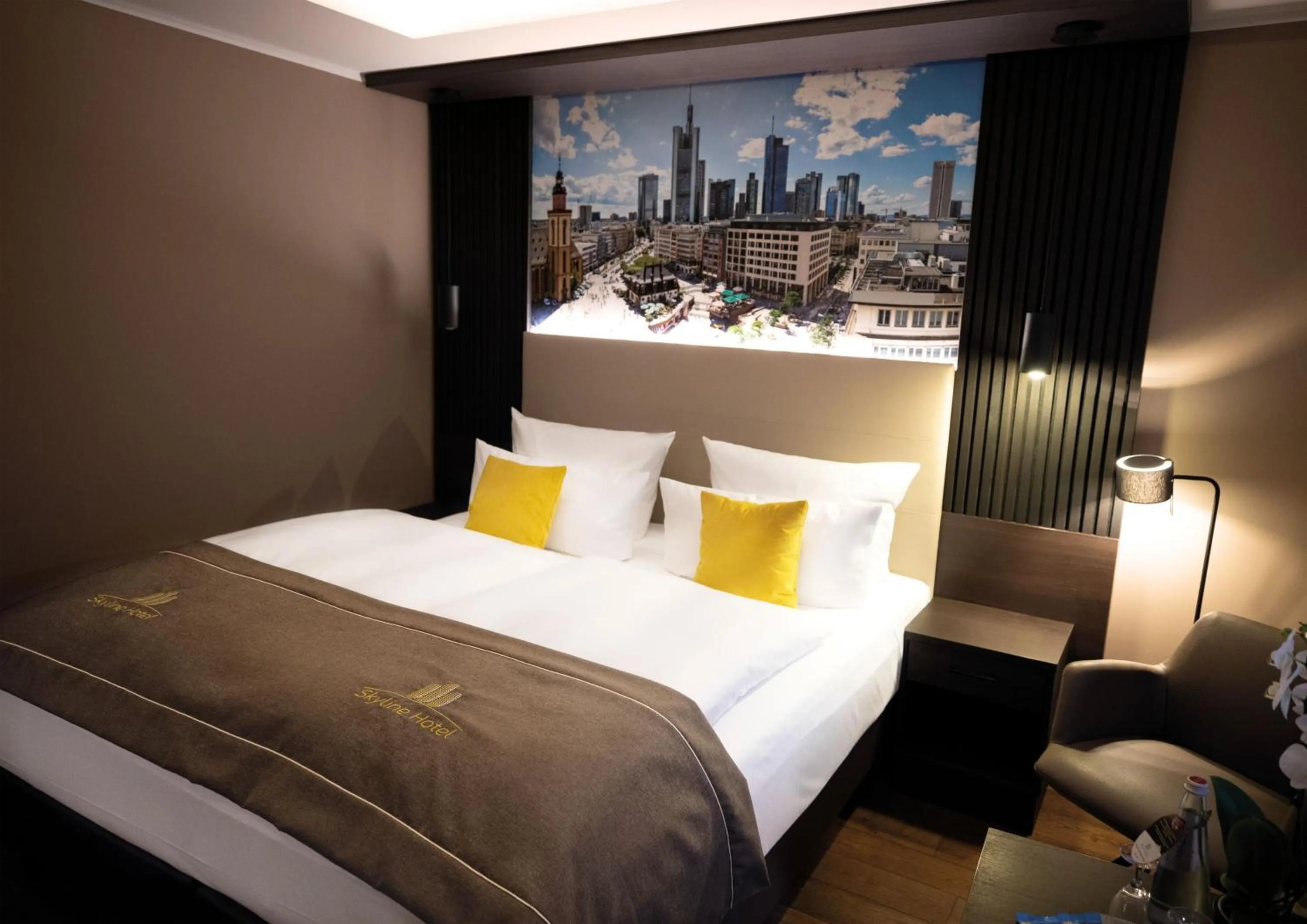 Photo of the whole room, Bed in Skyline Hotel City Frankfurt
