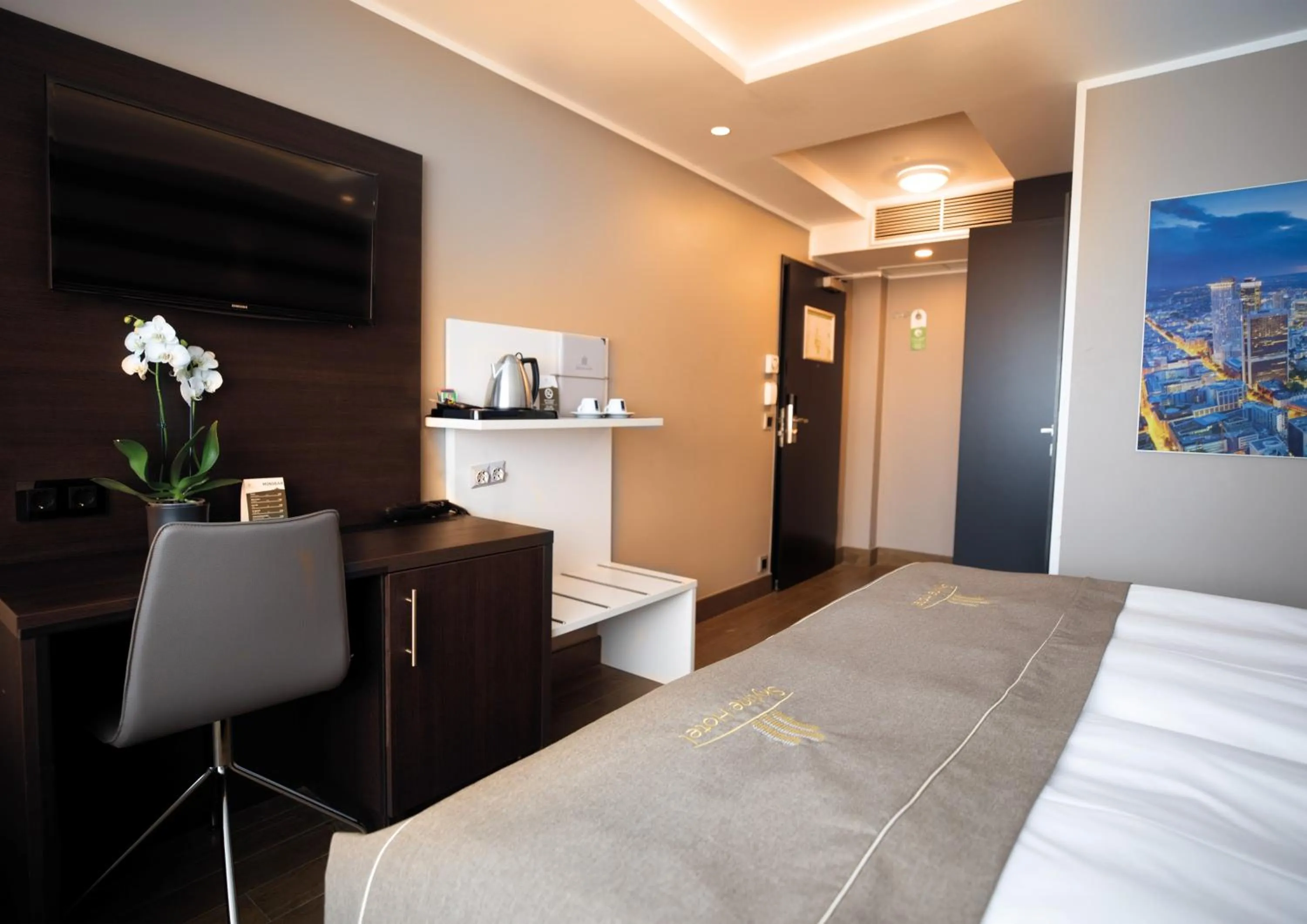 Photo of the whole room, Bed in Skyline Hotel City Frankfurt