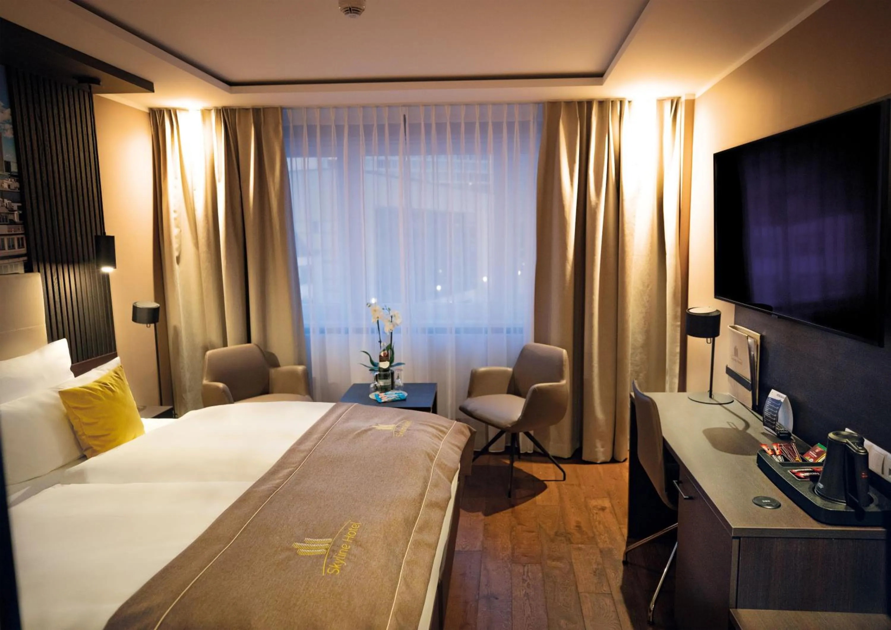 Photo of the whole room, Bed in Skyline Hotel City Frankfurt