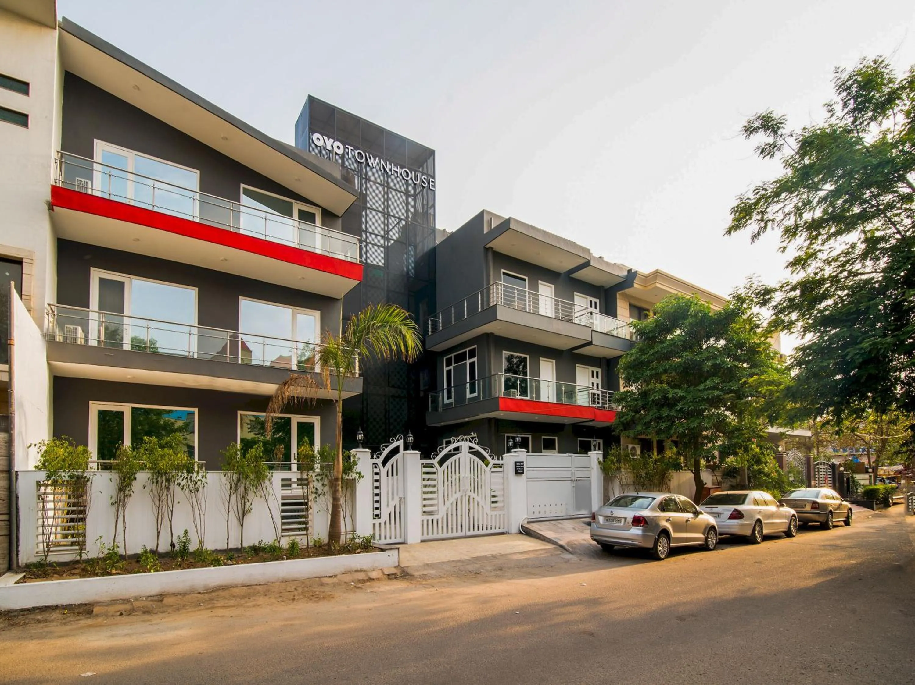 Facade/entrance in Super Townhouse Galleria Market Near Golf Course Road