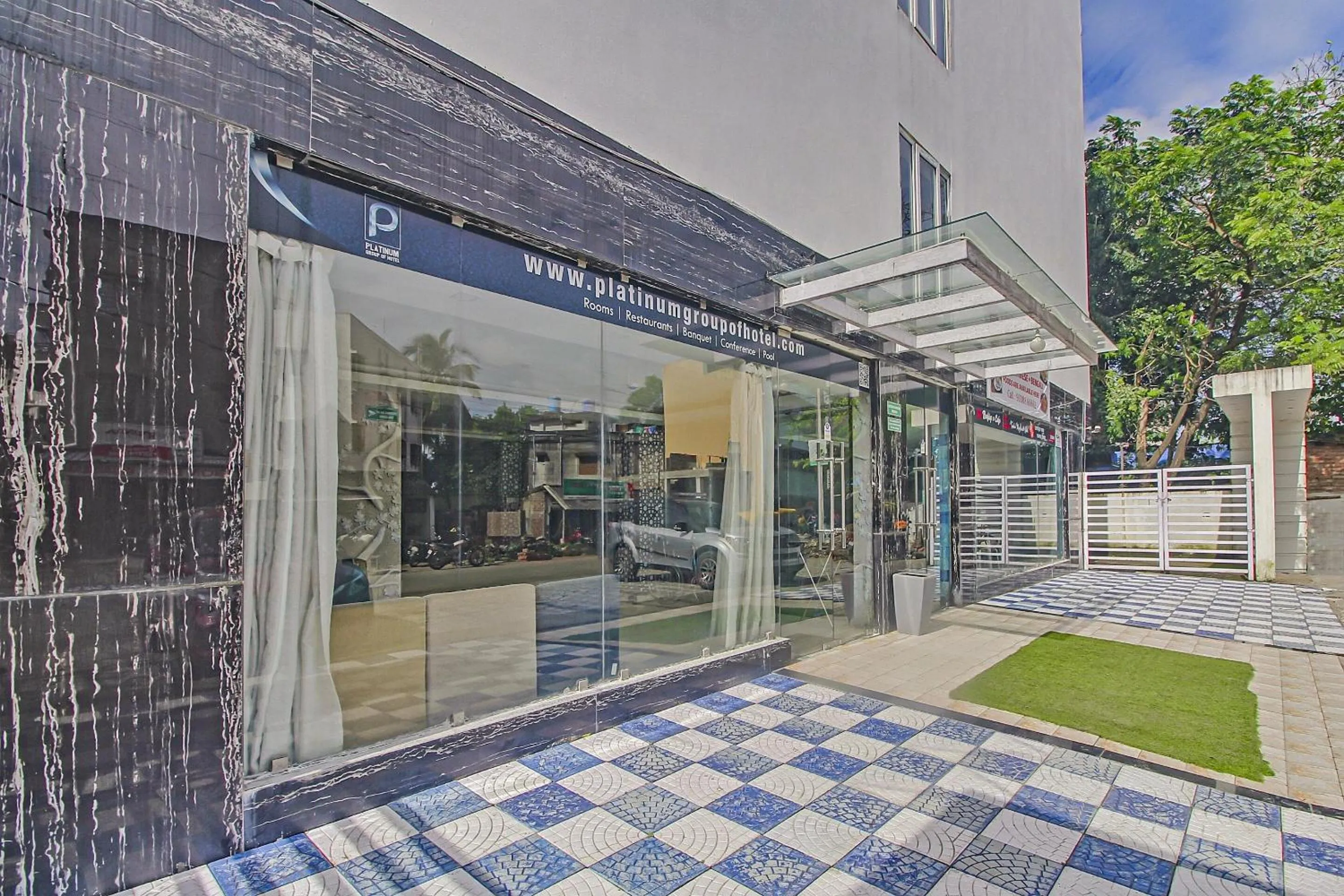 Property building in Super Townhouse OAK The Platinum Studio