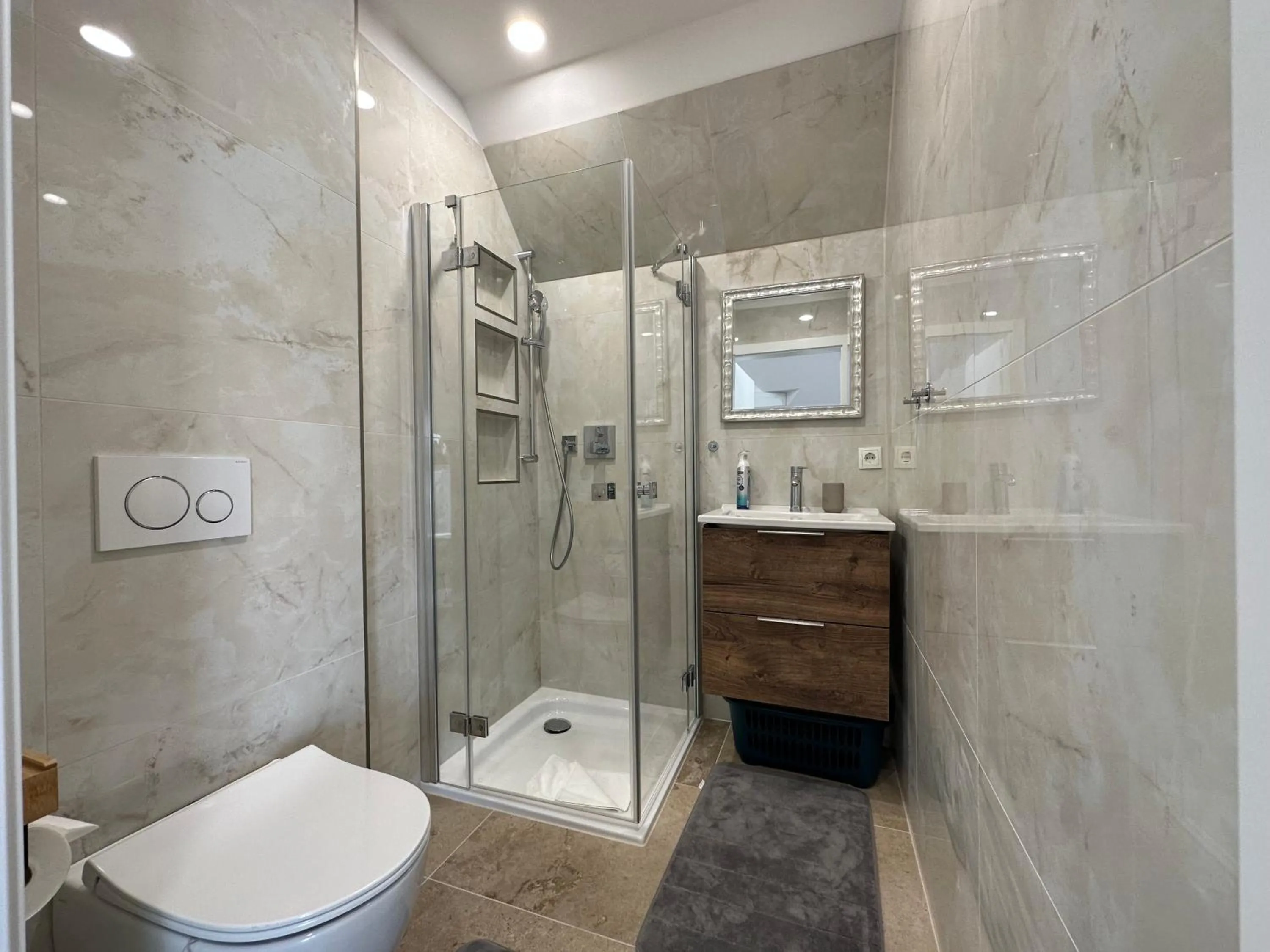Shower in FeelHome-Dachterrasse-4 Gäste-WiFi
