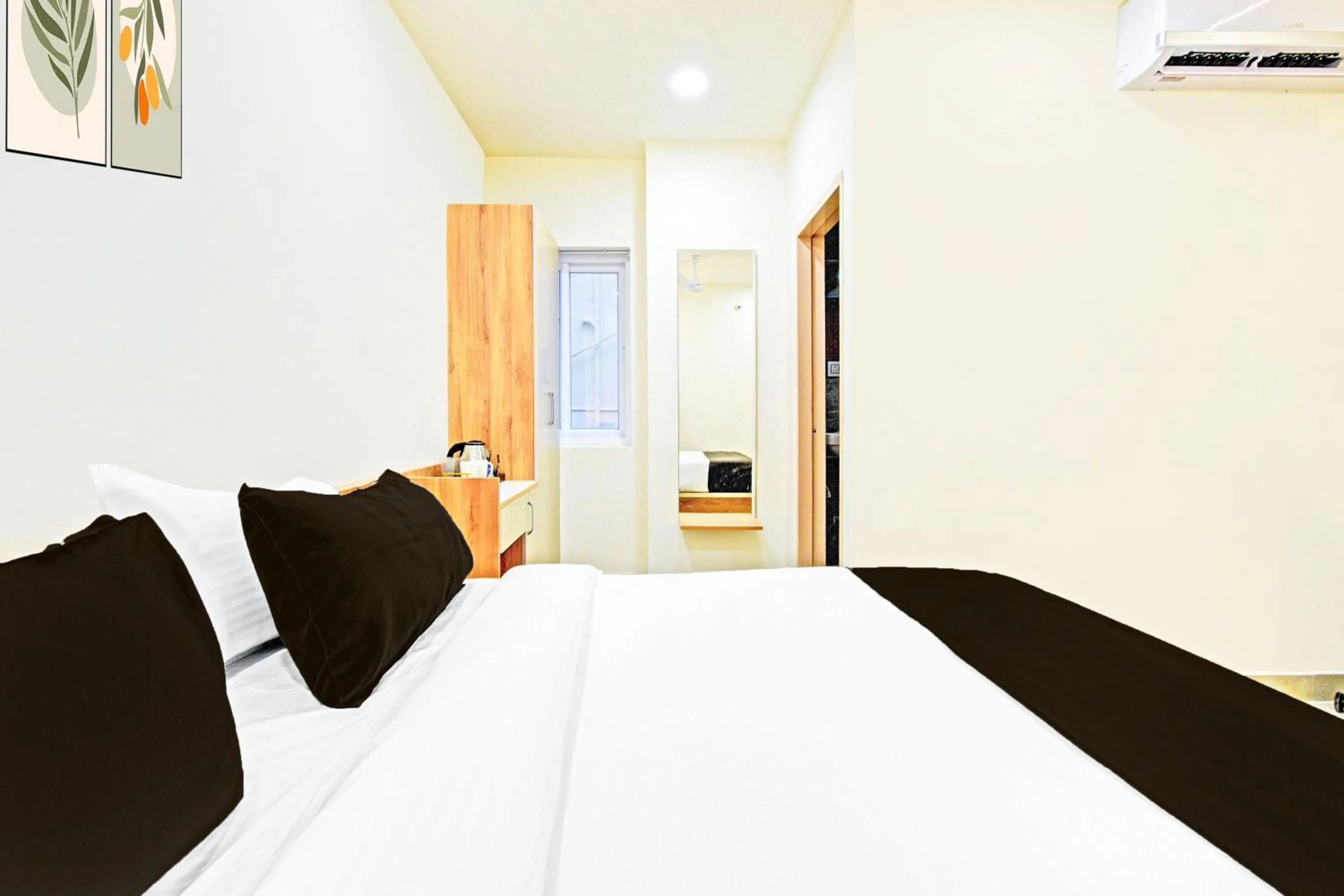 Bedroom, Bed in Super Townhouse Oak Kompally