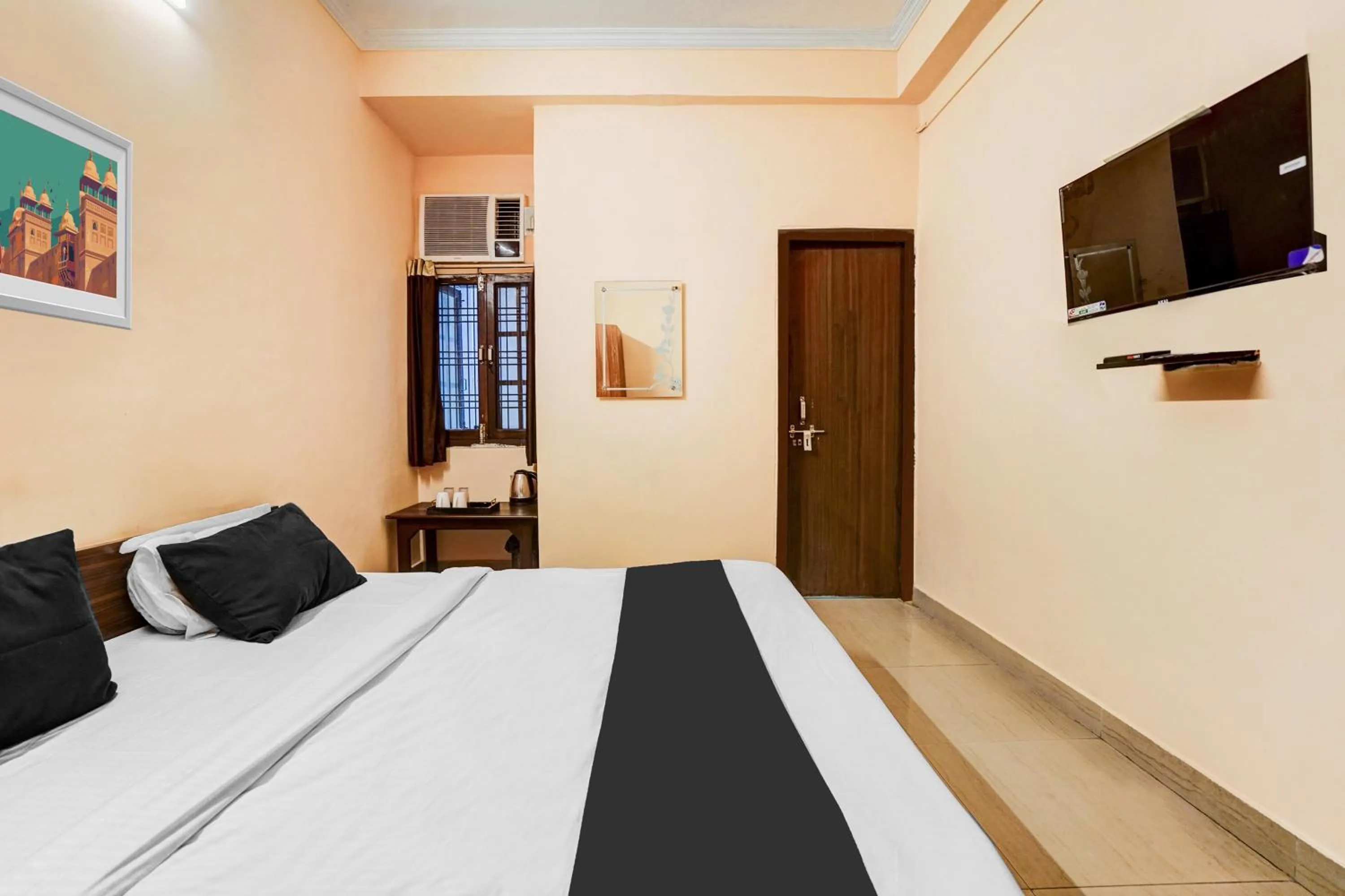 Bedroom, Bed in Super Hotel O Jankipuram Vikas Nagar