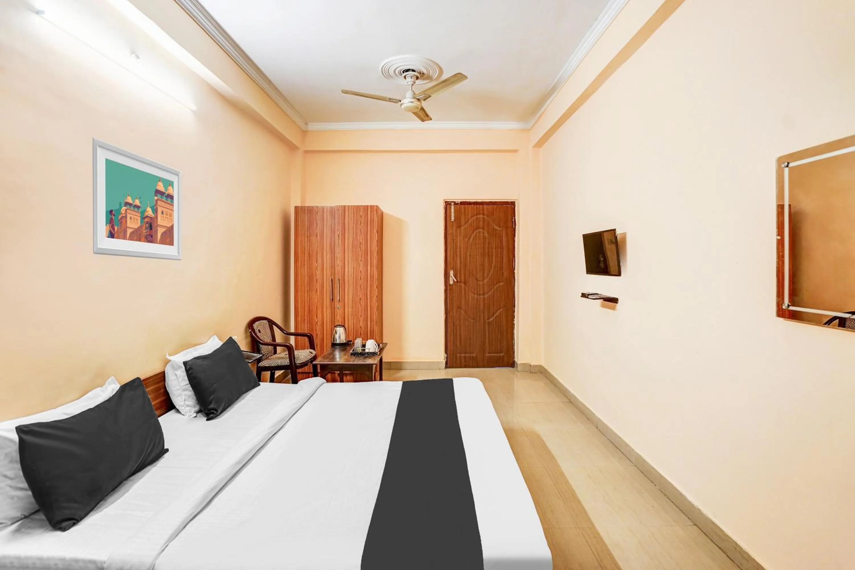 Photo of the whole room, Bed in Super Hotel O Jankipuram Vikas Nagar
