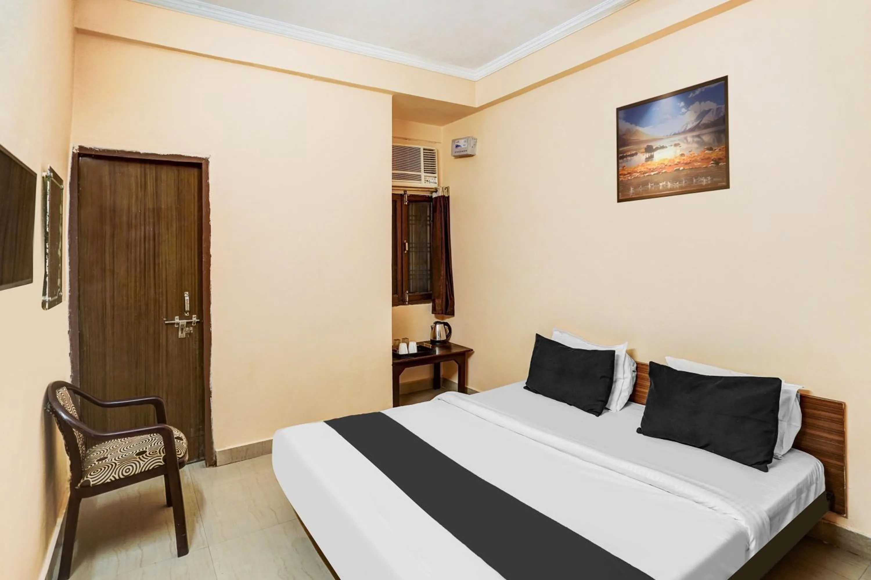 Bedroom, Bed in Super Hotel O Jankipuram Vikas Nagar