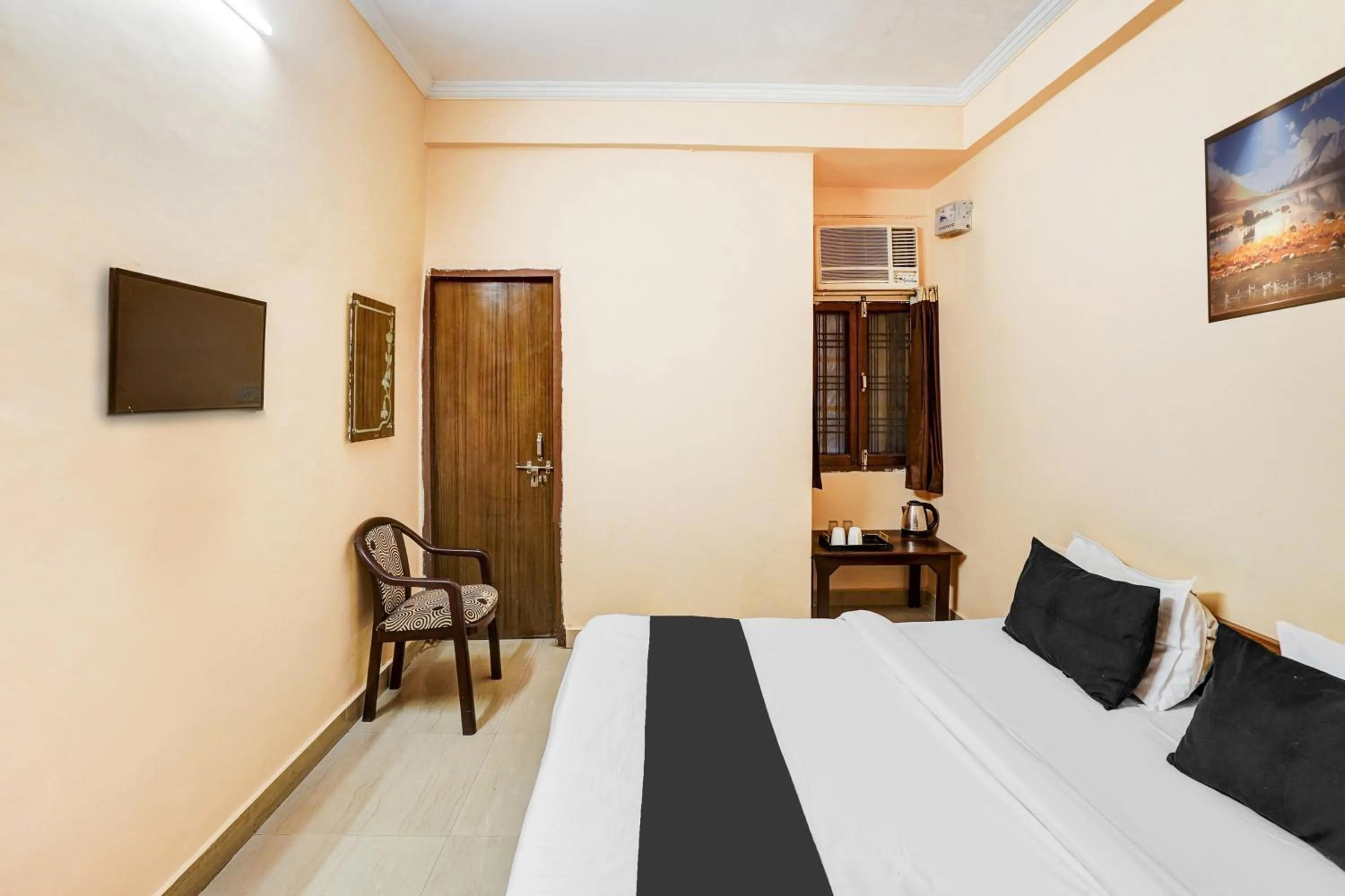 Bedroom, Bed in Super Hotel O Jankipuram Vikas Nagar