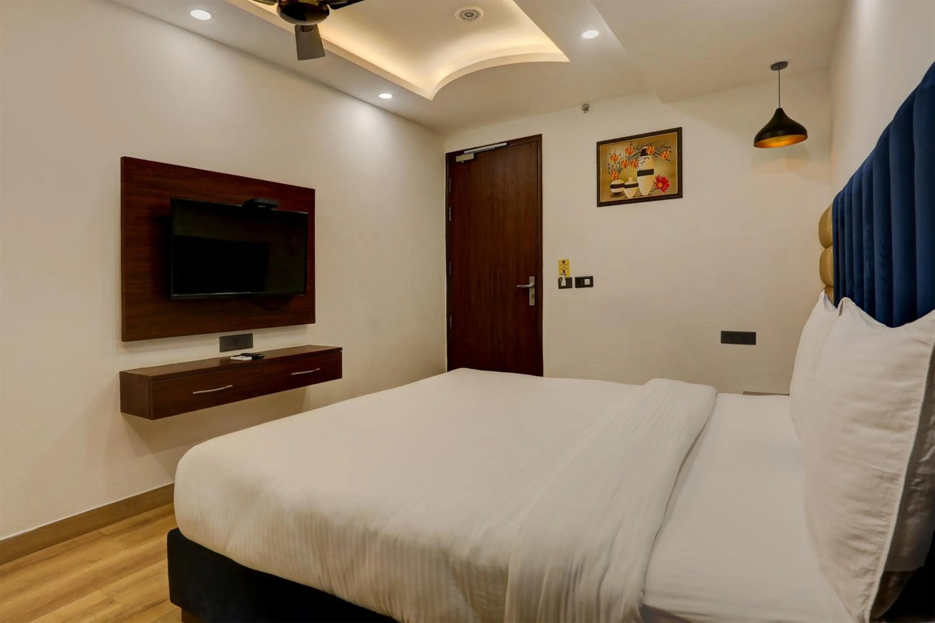 Bathroom, Bed in Hotel O Golden Eye Inn