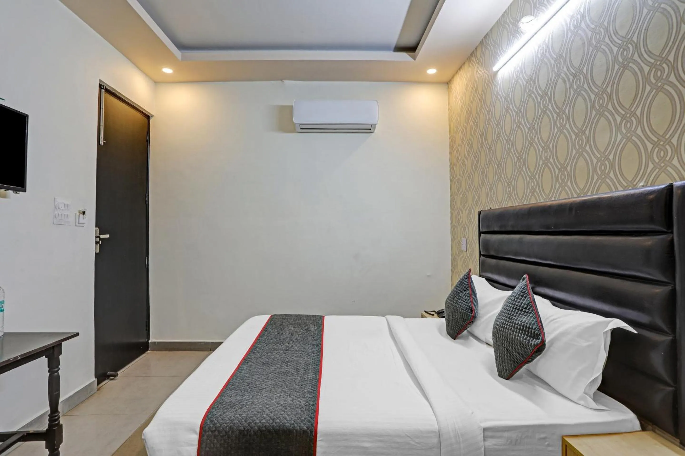 Bedroom, Bed in Super TOWNHOUSE THE HOTEL DIAMOND VASUNDHARA