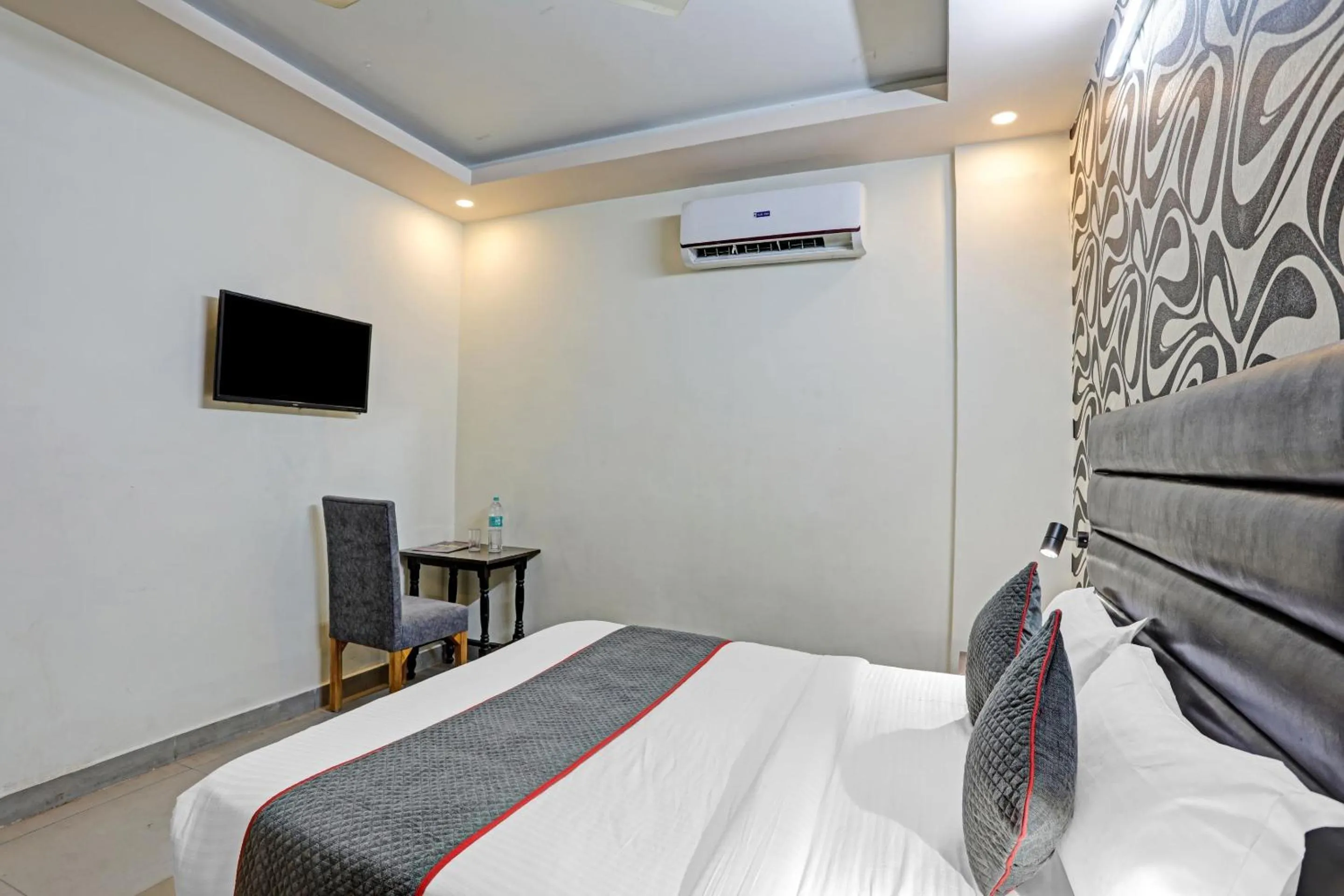 Bedroom, Bed in Super TOWNHOUSE THE HOTEL DIAMOND VASUNDHARA